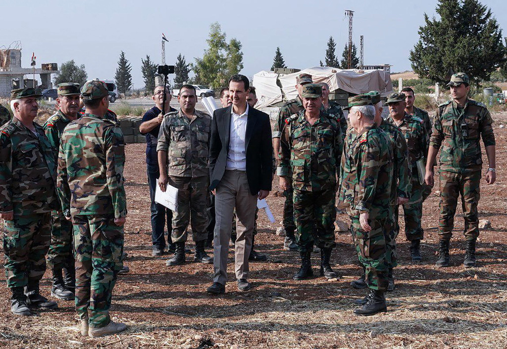 Le président syrien Bashar al-Assad au milieu de l'armée syrienne, dans la province d'Idleb ce mardi.
