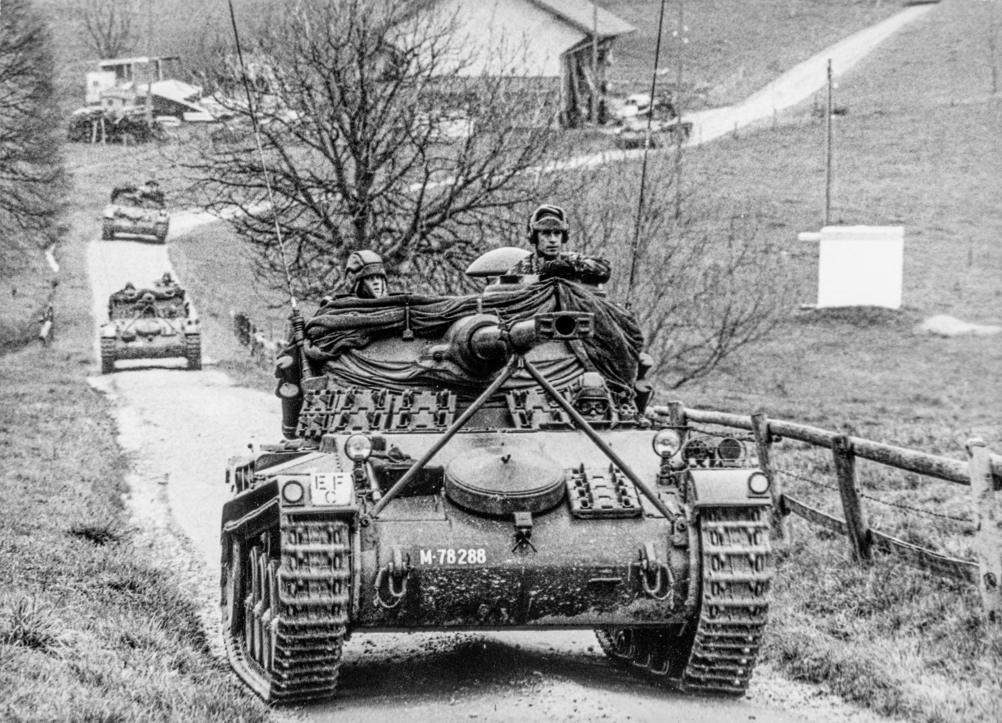 Im Freiburger Raum wird ein Monever des Feldarmeekorps 1 der Schweizer Armee durchgefuehrt. Eine Kolonne von leichten AMX-13 Panzern lancieren einen Uebungsangriff, aufgenommen am 18. Novmber 1976. (KEYSTONE/Str) SCHWEIZ ARMEE KAMPFPANZER AMX-13