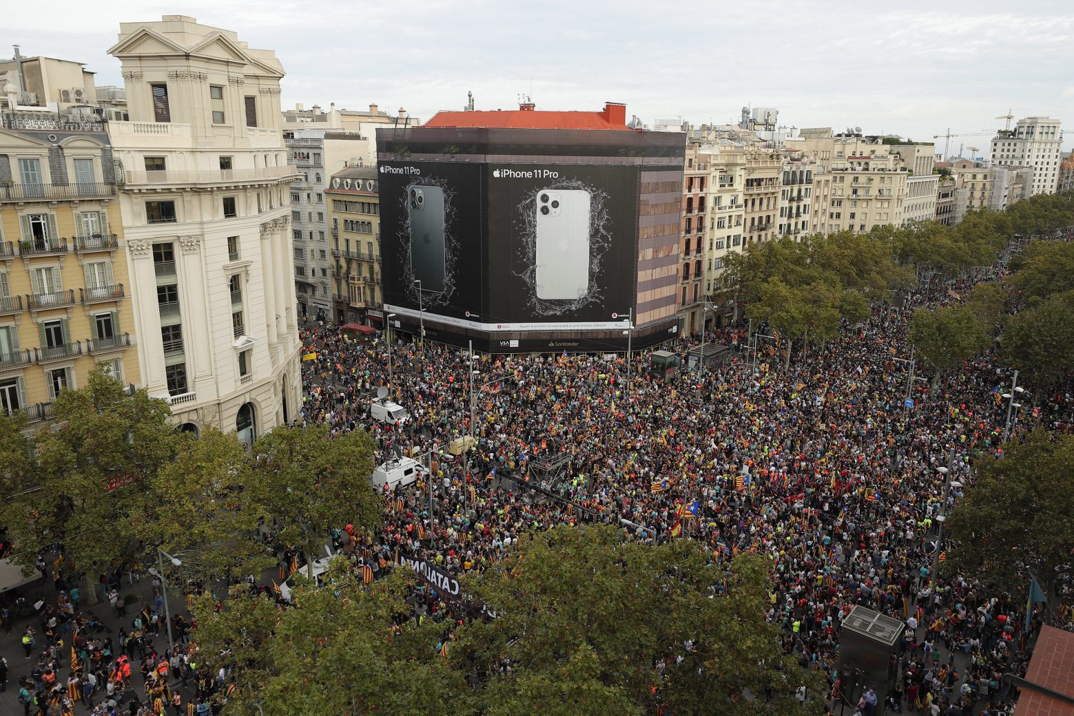 Protesters pack a street on the fifth day of protests over the conviction of a dozen Catalan independence leaders in Barcelona, Spain, Friday, Oct. 18, 2019. The Catalan regional capital is bracing for a fifth day of protests over the conviction of a dozen Catalan independence leaders. Five marches of tens of thousands from inland towns are converging in Barcelona's center for a mass protest. (AP Photo/Manu Fernandez) Spain Catalonia