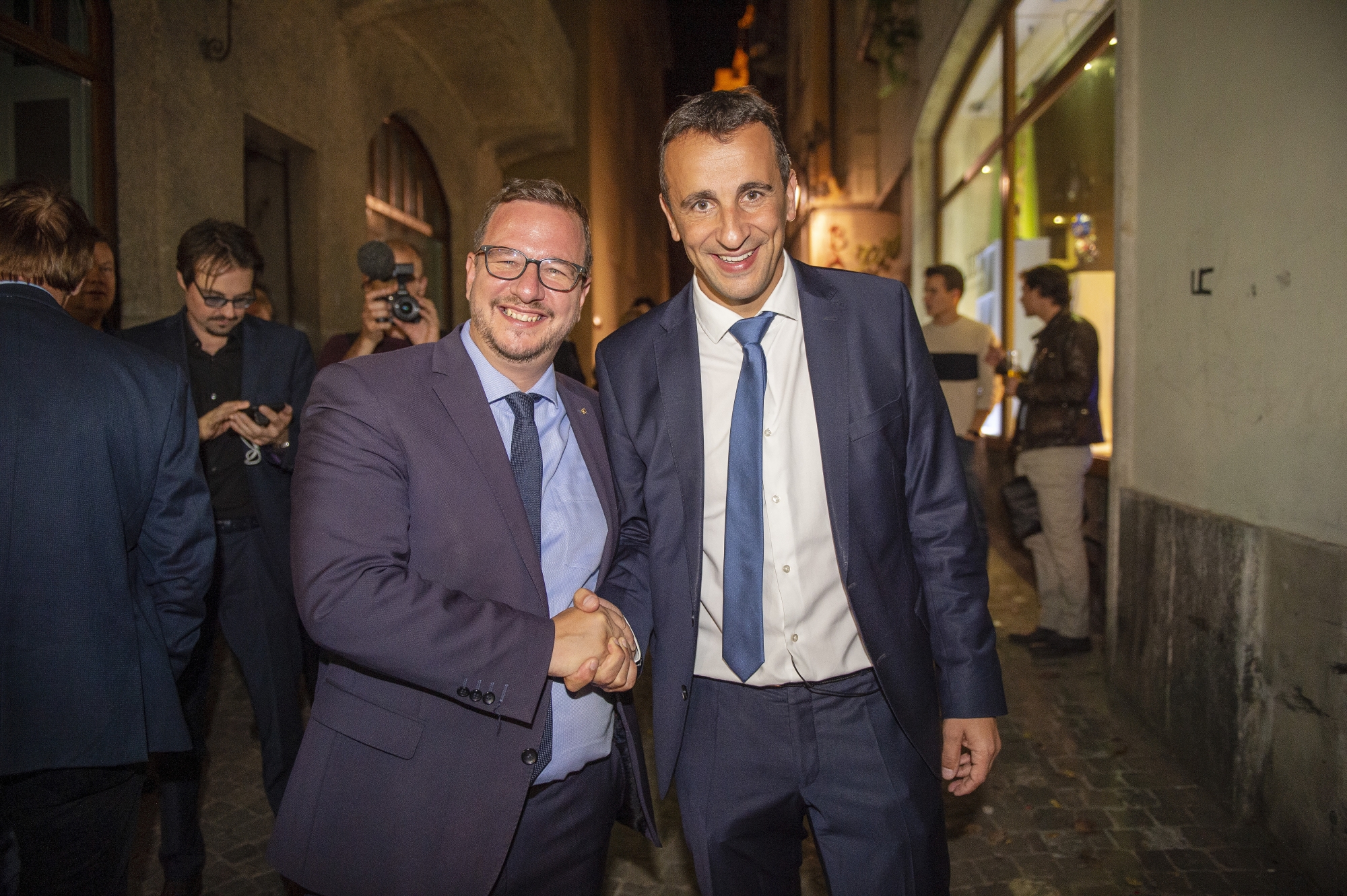 Sidney Kamerzin (à droite) avec le PDC du Haut-Valais Philipp-Matthias Bregy, au soir des élections, dimanche 20 octobre.