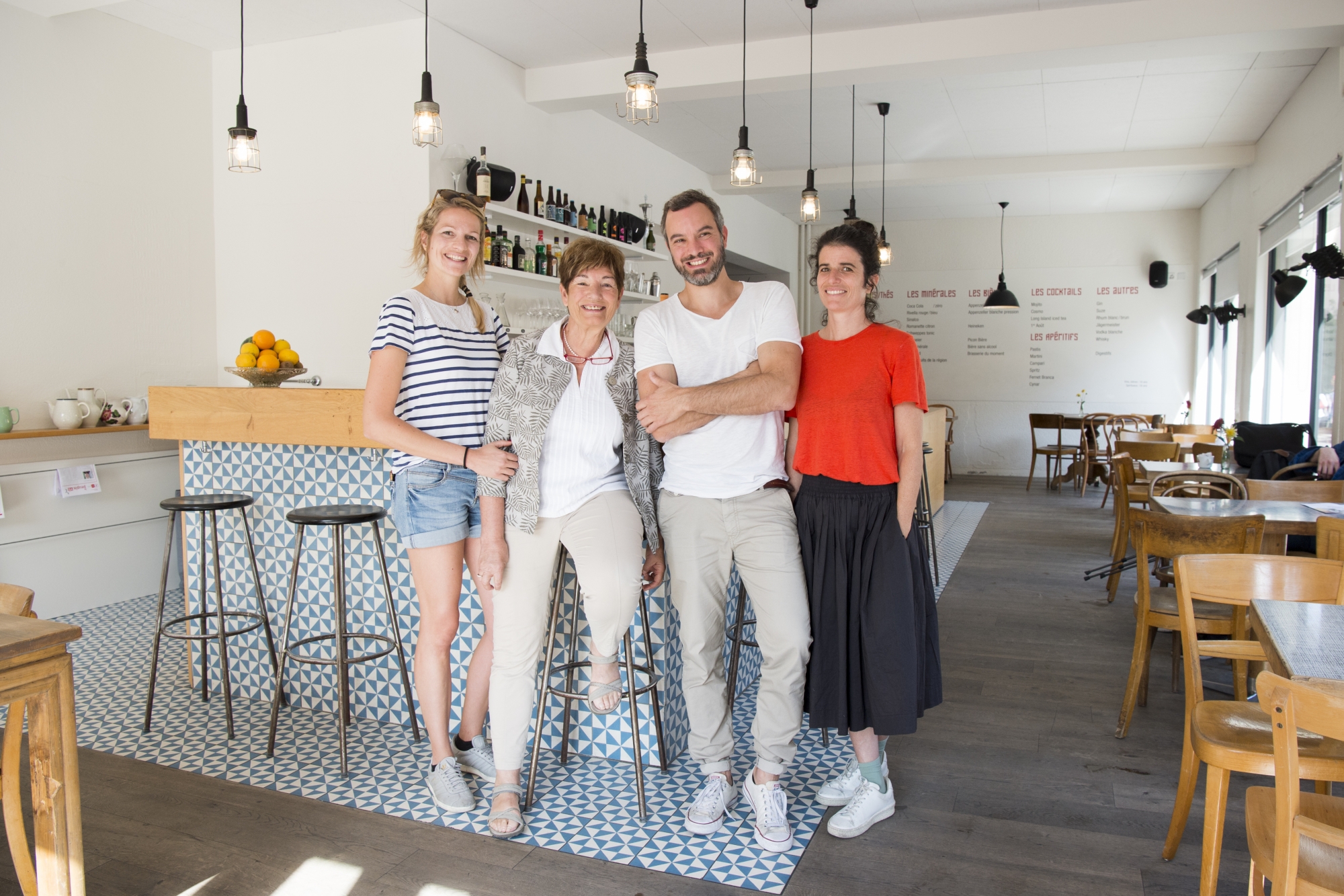 Mélanie et Sonia Z'Graggen (à gauche) comptent parmi les personnes qui ont créé le Café du 1er août en 2014, afin de redynamiser le quartier de Muraz. Elles sont ici en présence de Céline Guibat, architecte du projet, et de Alexandre Vergères, président du Groupe professionnel des architectes de la SIA Valais. 