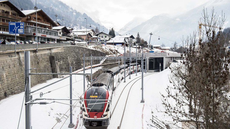 Le train des neiges à deux étages va rejoindre la gare du Châble.