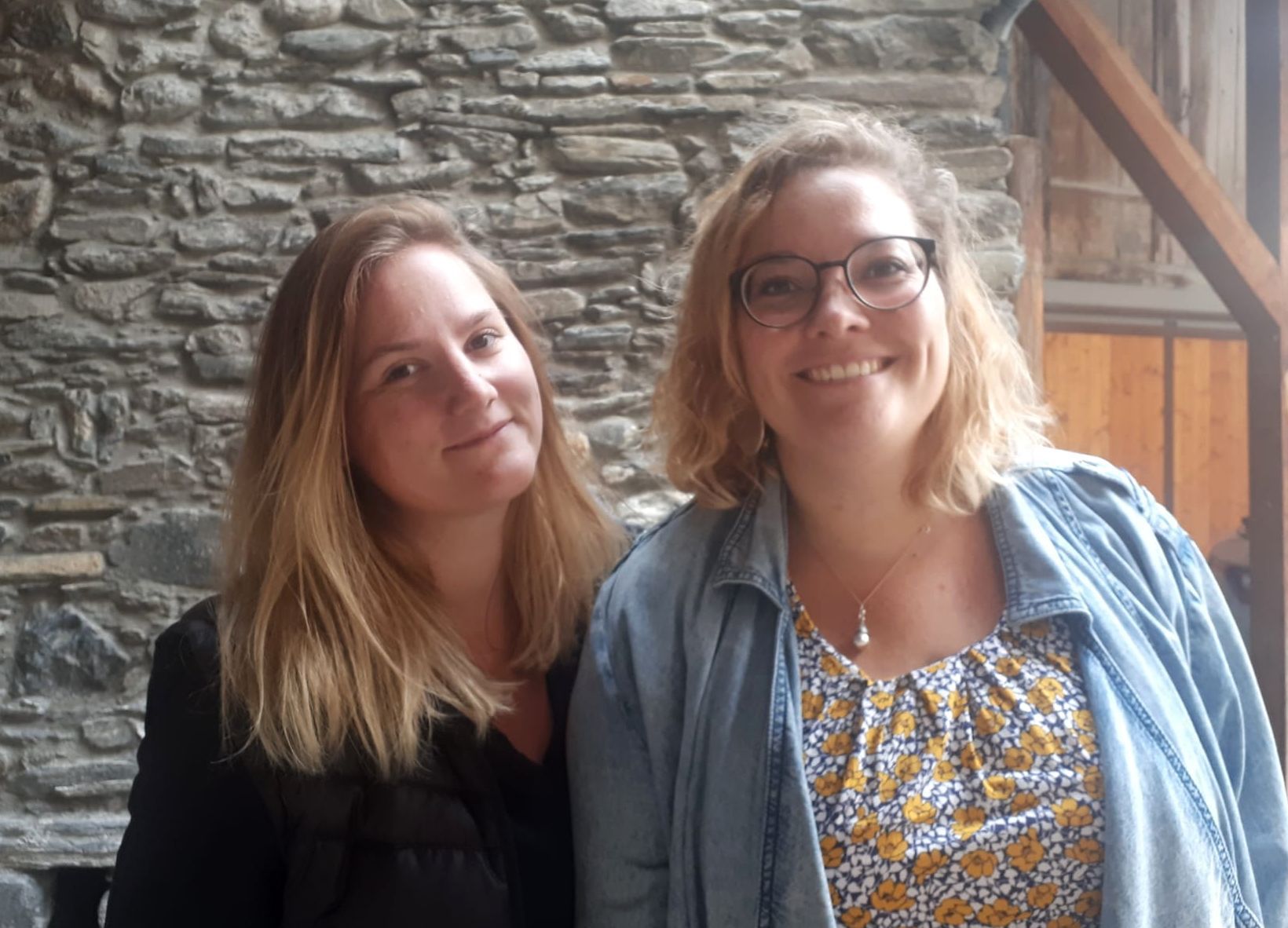 Les deux animatrices socioculturelles Roxane Di Biasi (à g.) pour la vallée d'Entremont et Aline Moor Imfeld pour le val de Bagnes se réjouissent de proposer un projet qui promeut la parole des jeunes.