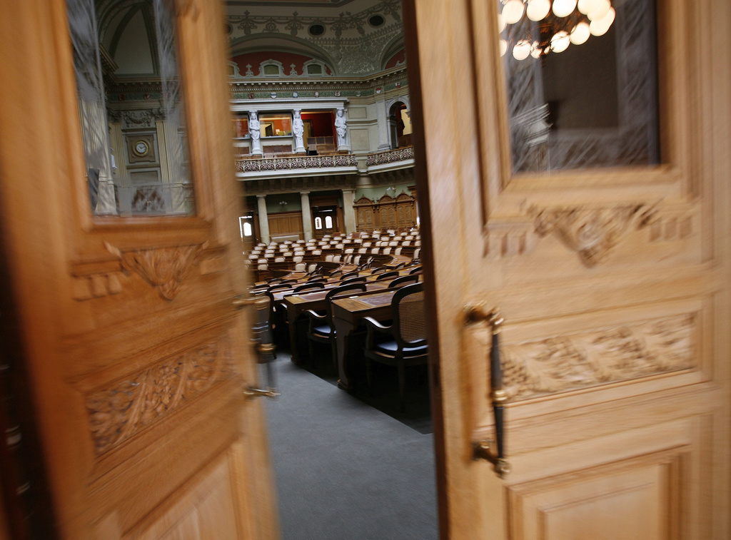 Chacun des 246 parlementaires des Chambres fédérales peut donner deux cartes d'entrée permanente au Palais.