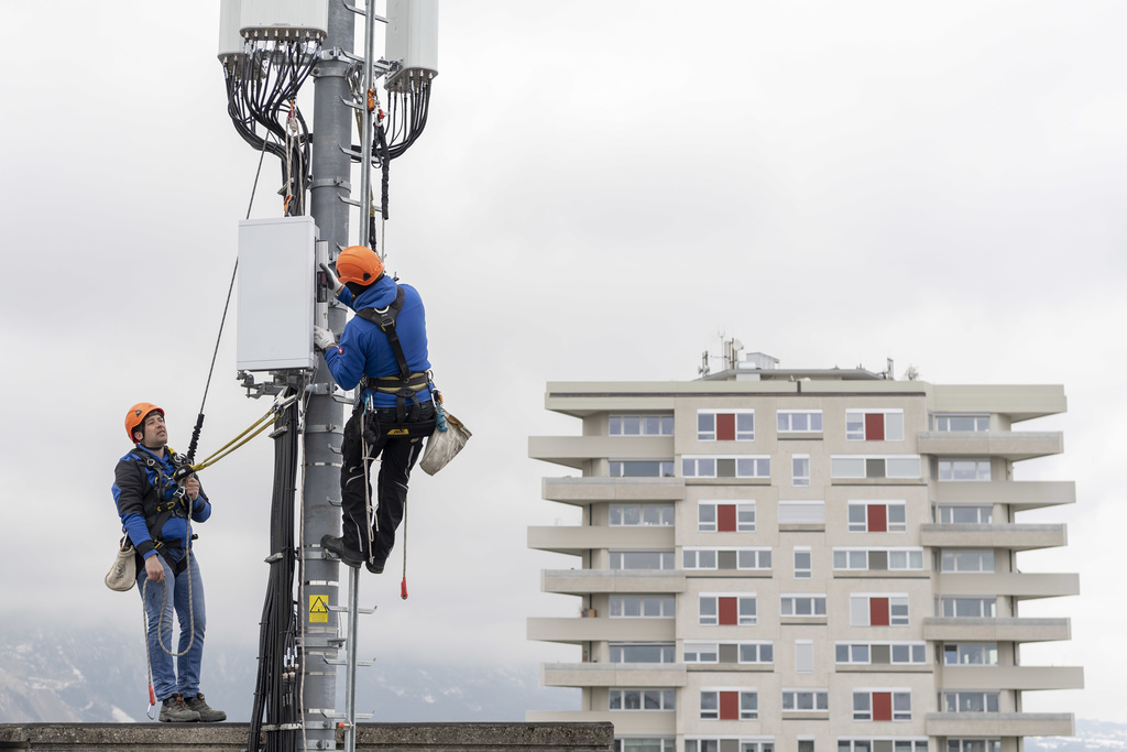 Installation d'une antenne 5G sur le toit d'un immeuble le 5 avril 2019 à Chêne-Bougeries, dans le canton de Genève.