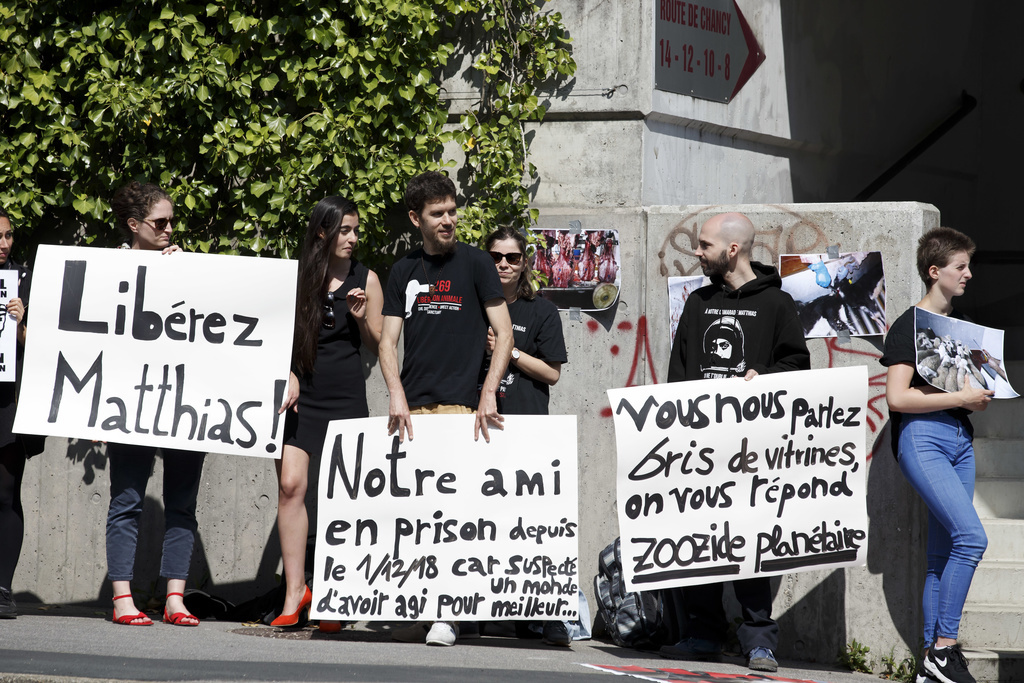 Des militants antispecistes manifestent en soutien a un activiste antispeciste, detenu a la prison de Champ-Dollon, devant le batiment du Ministere public genevois, ce vendredi 7 juin 2019 a Geneve. (KEYSTONE/Salvatore Di Nolfi)