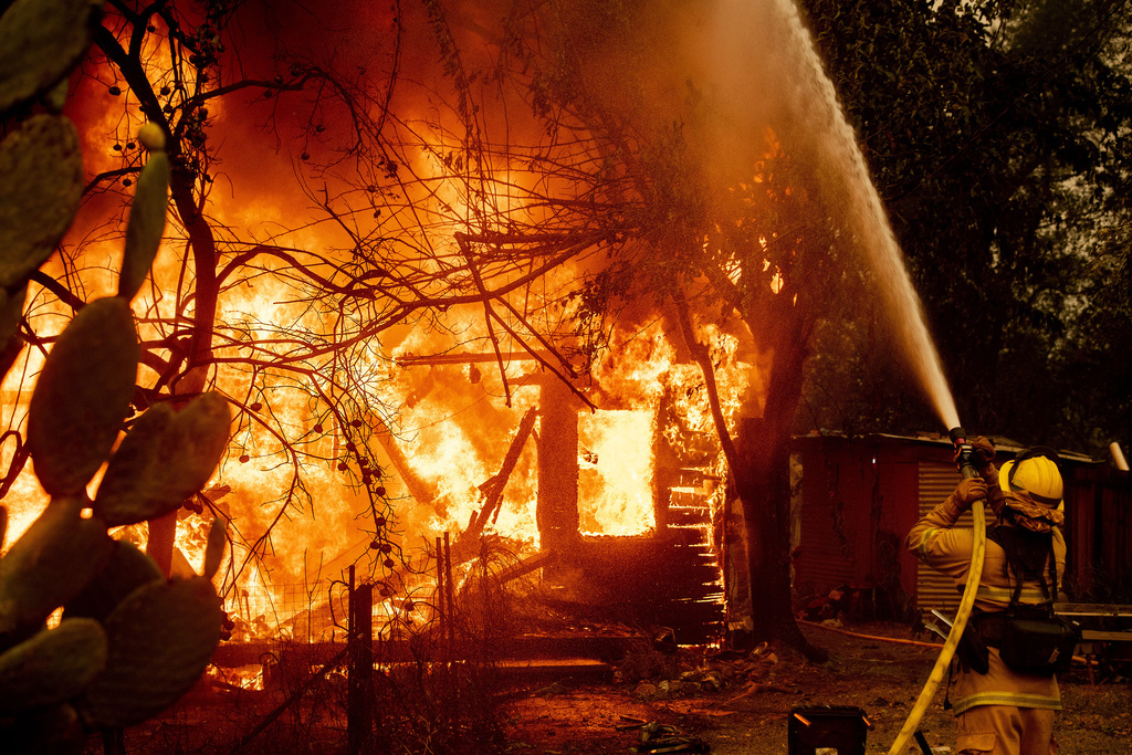 Selon les autorités, le feu a réduit en cendres au moins six maisons. Dix mille bâtiments sont menacés par les flammes.