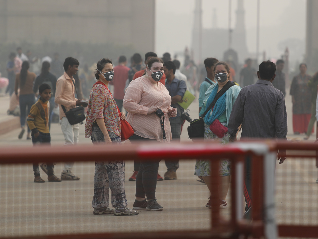 Yeux irrités, gorge sèche: les habitants de la capitale indienne New Delhi suffoquent dans un brouillard de pollution.