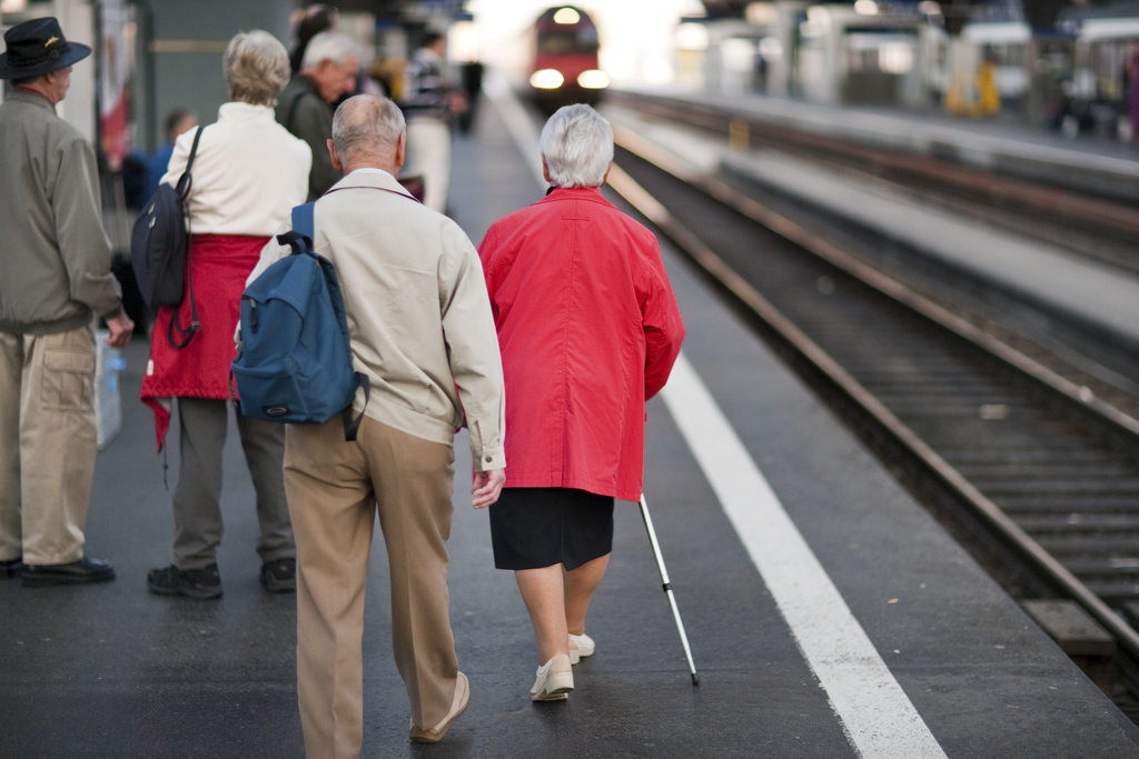 Travelling pensioners walk down a platform in the main train station in Zurich, Switzerland, pictured on September 29, 2009. (KEYSTONE/Gaetan Bally)  Reisende Senioren gehen am 29. September 2009 ein Perron im Hauptbahnhof Zuerich entlang. (KEYSTONE/Gaetan Bally)