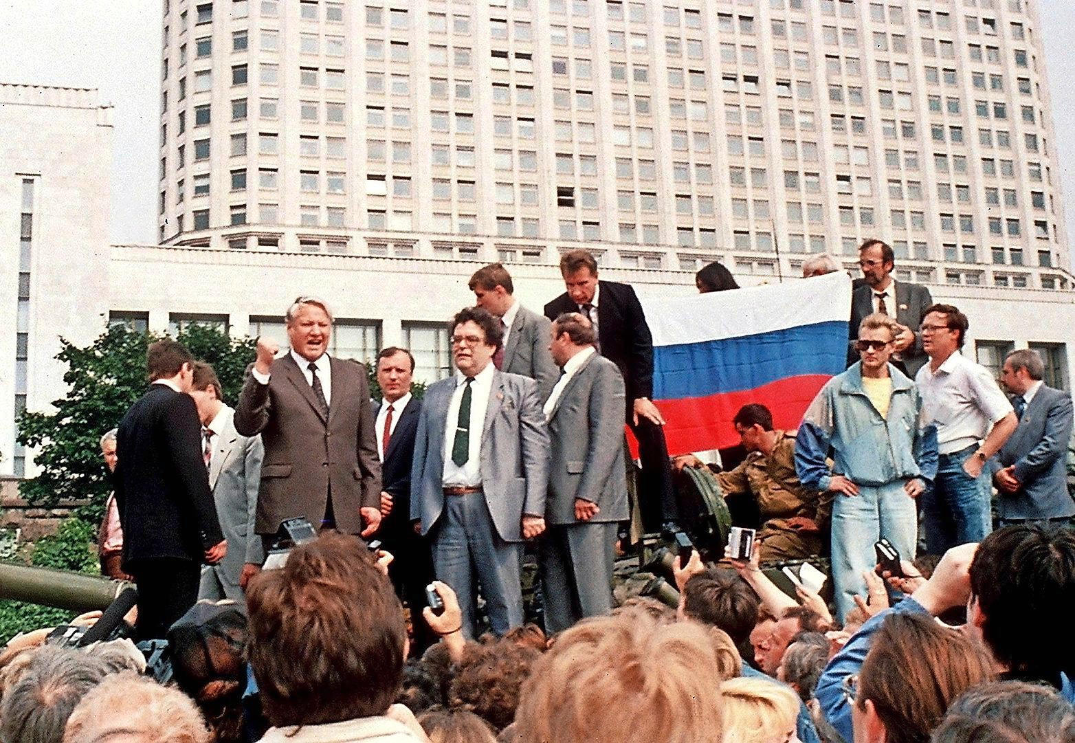 Picture dated 19 August 1991 of Russian President Boris Yeltsin (L), standing on top of an armoured vehicle parked in front of the Russian Federation building as supporters hold a Russian Federation flag (R). Former Russian president Boris Yeltsin died 23 April 2007 at age 76, Russian news agencies reported. EPA/Diane-Lu Hovasse UDSSR PUTSCH 1991 JELZIN