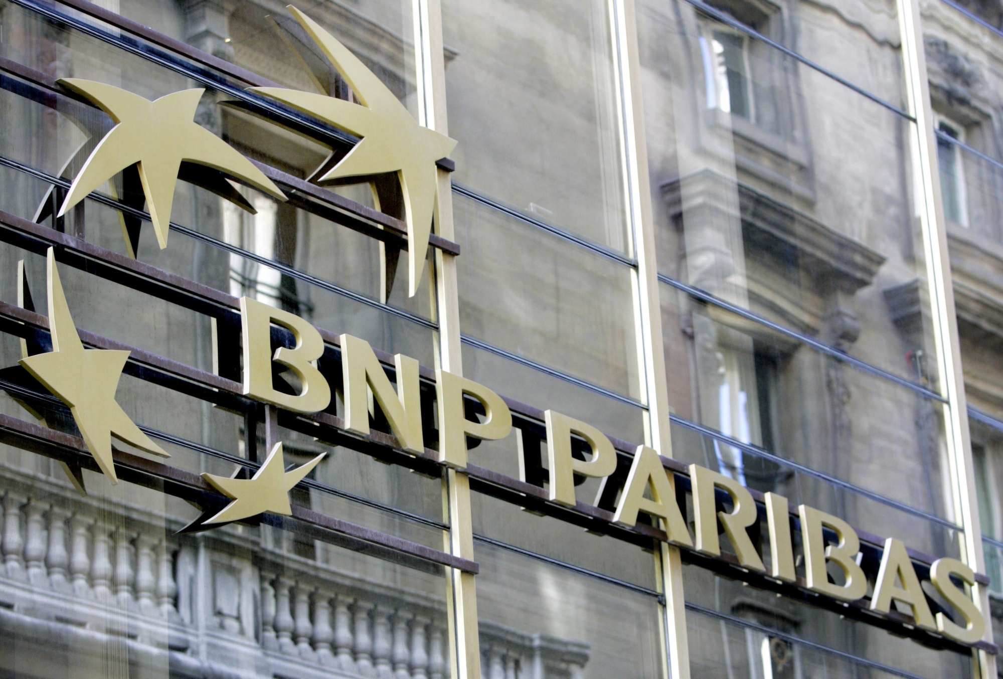 In this March 9, 2009 photo, the BNP Paribas logo is seen at the headquarters of the French bank, in Paris. BNP Paribas SA said Tuesday Sept.29, 2009 that it has launched a euro 4.3 billion ($6.3 billion) rights issue to help repay the emergency funding it received from the French government. (AP Photo/Remy de la Mauviniere) FRANKREICH BANK BNP PARIBAS