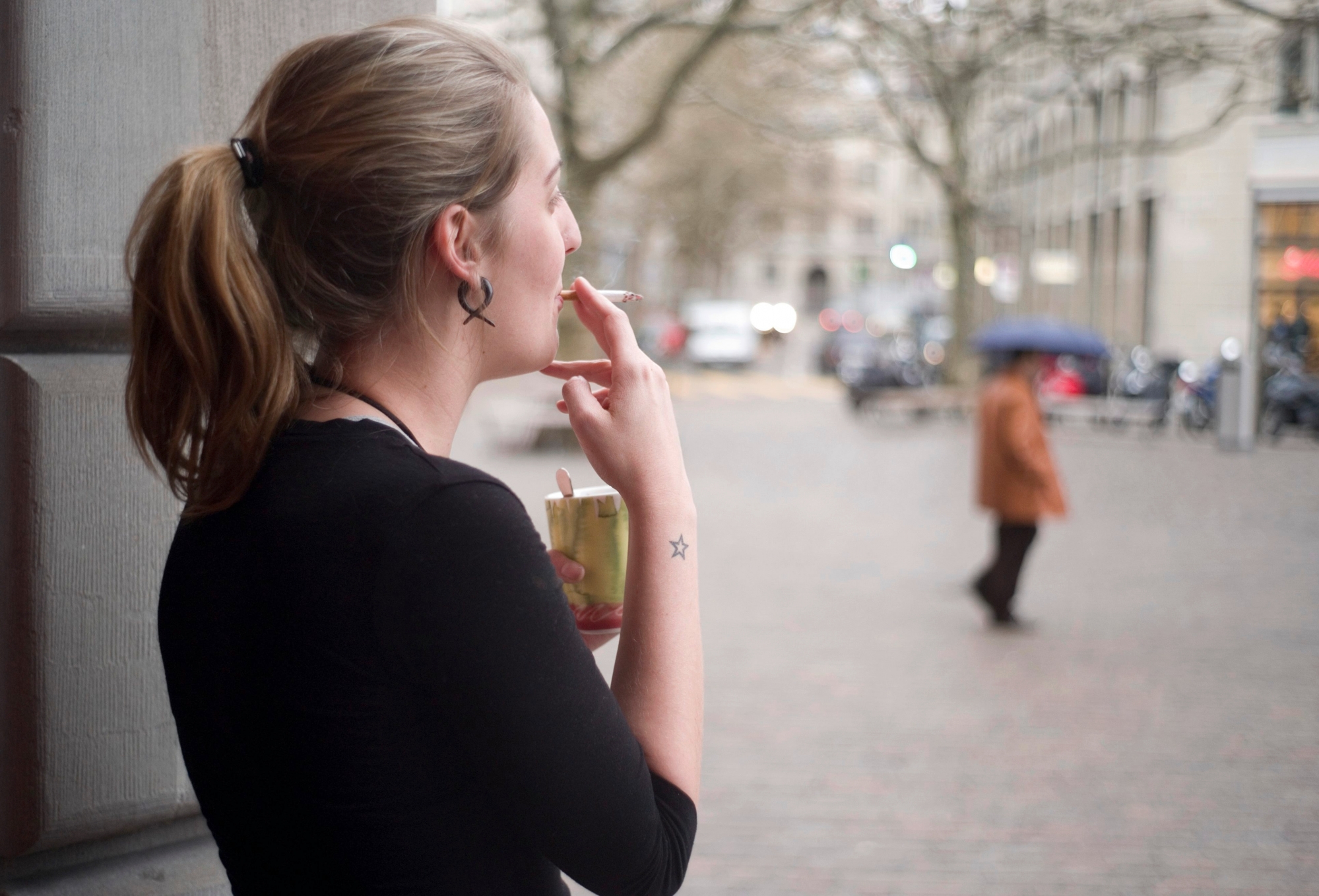A young woman has a coffee and smokes a cigarette in front of a building in the city center of Zurich, Switzerland, pictured on April 15, 2008. (KEYSTONE/Gaetan Bally)

Eine junge Frau raucht am 15. April 2008 vor einem Gebaeude in der Innenstadt von Zuerich, Schweiz, eine Zigarette und trinkt einen Kaffee. (KEYSTONE/Gaetan Bally)


 SCHWEIZ RAUCHEN