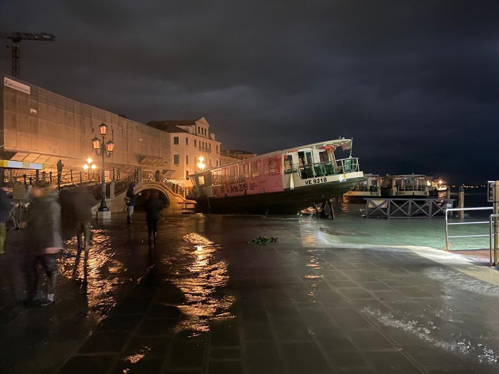 Les vaporetti, les bateaux-taxis de Venise, ont souffert de la marée haute historique tout comme les habitants et les touristes. L'emblématique place Saint-Marc était, elle, complètement submergée.