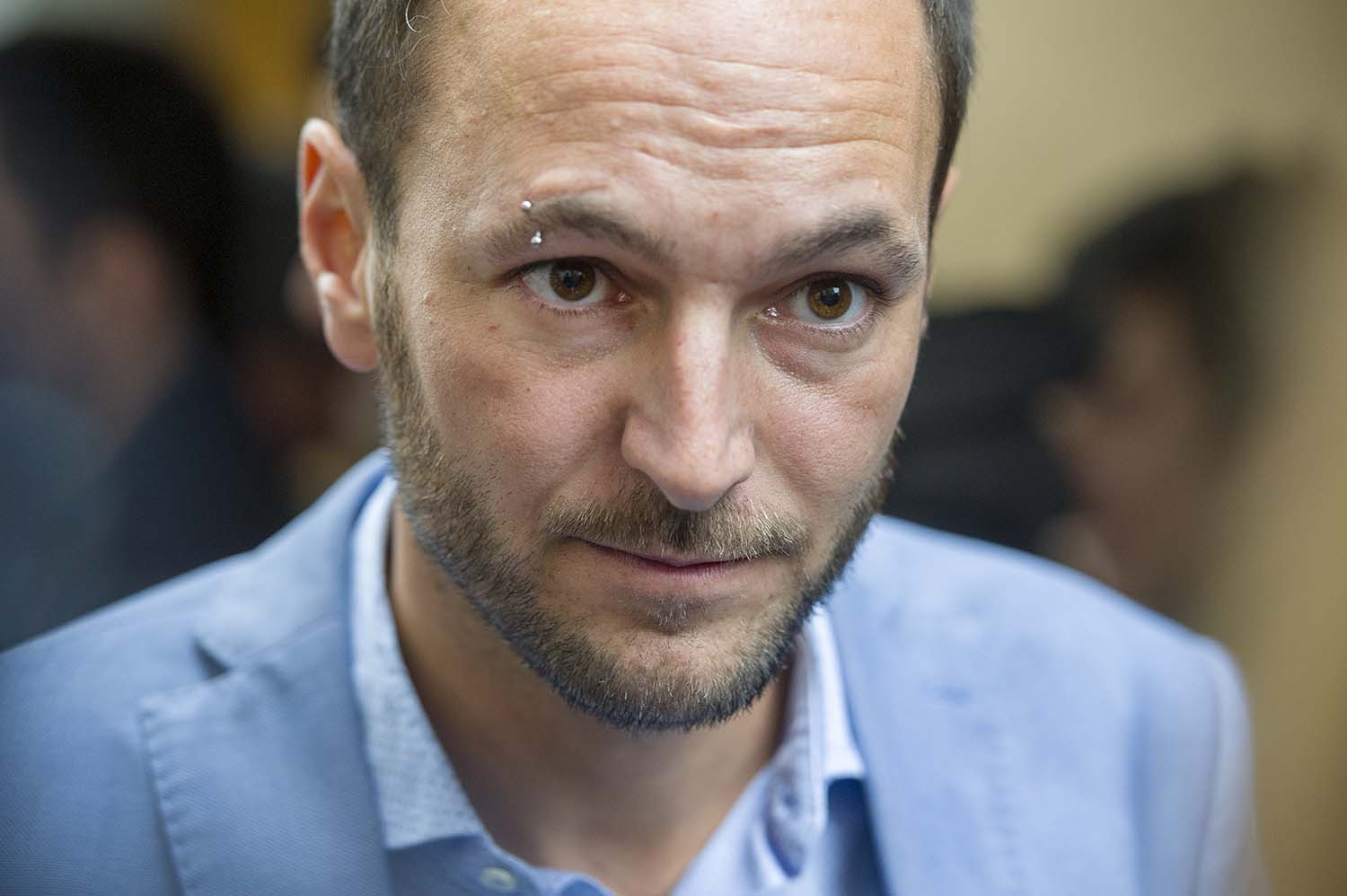Le conseiller national socialiste valaisan Mathias Reynard a déposé en mars une motion pour interdire la récolte rémunérées de signatures.