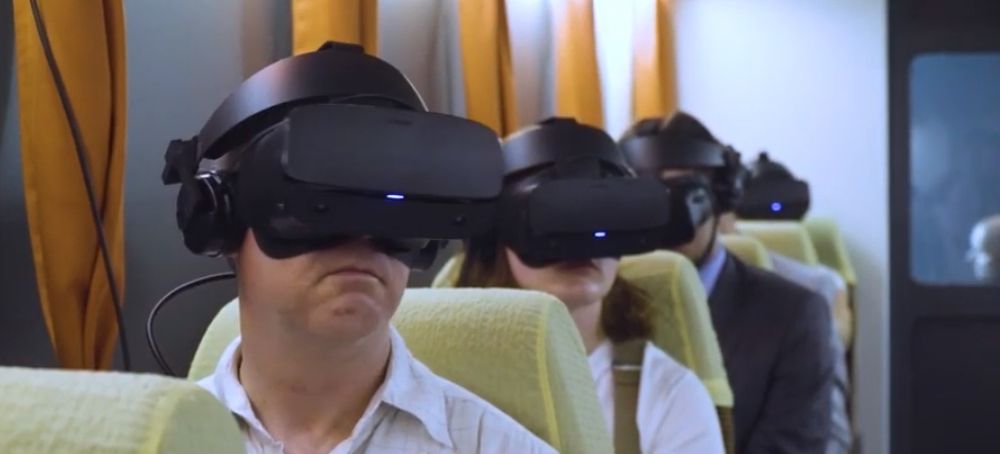Les touristes chaussent ensuite des lunettes de réalité virtuelle et les voilà partis pour un tour en bus à travers les avenues de Berlin-Est.