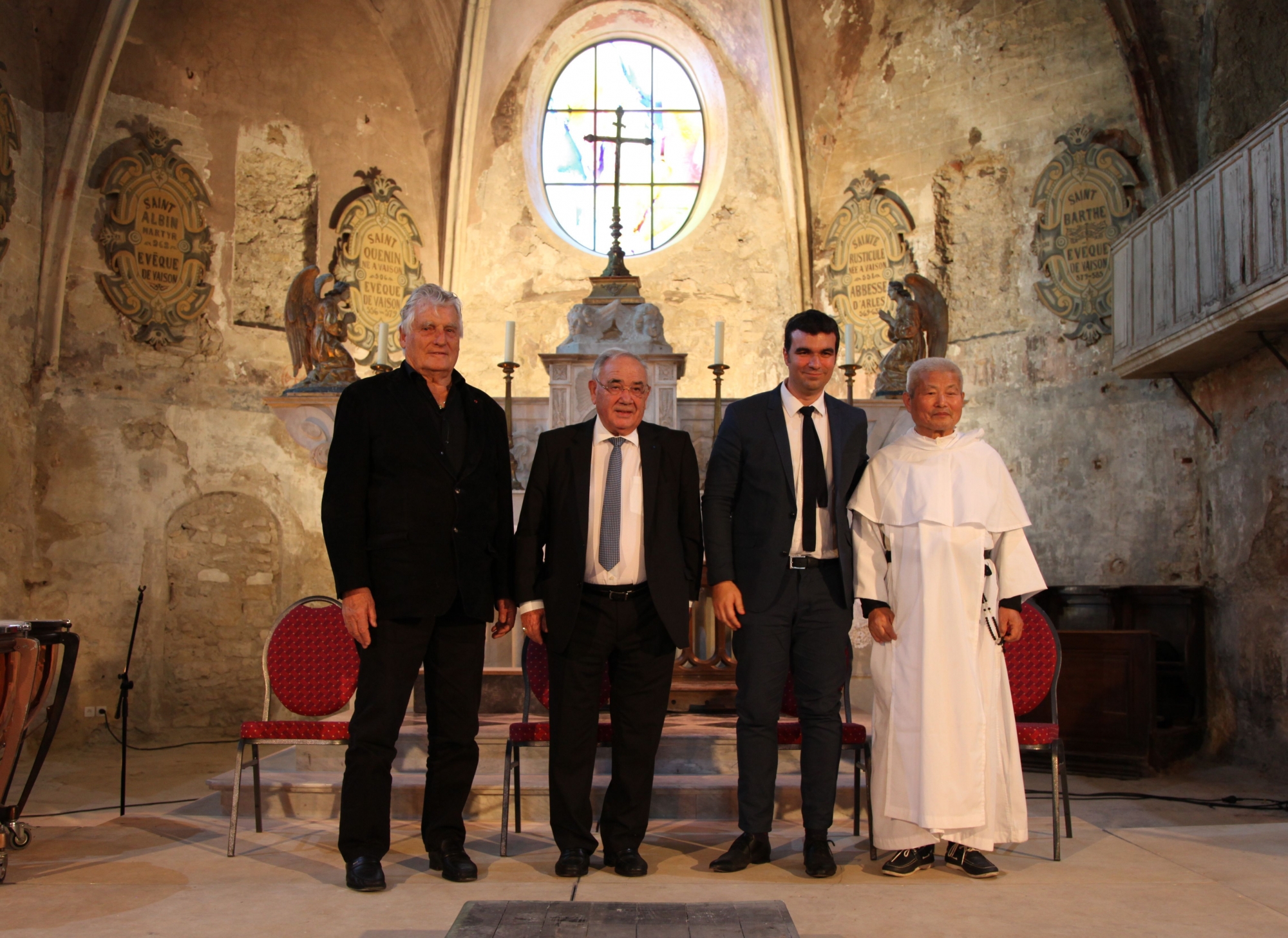 Léonard Gianadda, avec Maurice Chabert, président du Conseil départemental, Jean-François Périlhou, maire de Vaison, et le père Kim En Jong, lors de l'inauguration des nouveaux vitraux de la cathédrale Sainte-Marie de l'Assomption, à Vaison-la-Romaine.