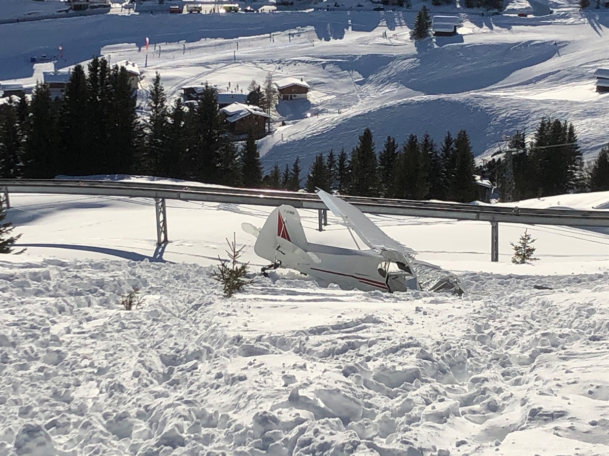 Dans les Grisons, un pilote de 79 ans s'est écrasé sur une piste de ski de Tschuggen.
