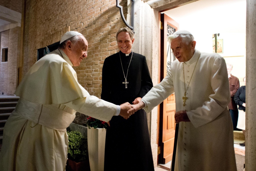 A photo realized by L'Osservatore Romano shows Pope Francis (L) and Pope Emeritus Benedict XVI and Papal Household Archbishop Georg Gaenswein, center, during their meeting for the Christmas greeting at the "Mater Ecclesiae" monastery at Vatican City, 23 December 2013. (KEYSTONE/EPA/ANSA/L'OSSERVATORE ROMANO)