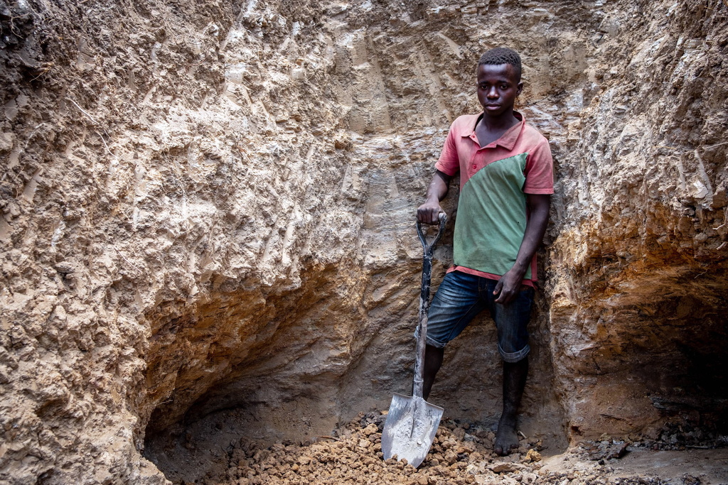 epa07088147 Manuel, a young garimperio (artisanal miner) stands in the pit in which he works in a mine in Manica Province, Mozambique, 08 October 2018. Some 40,000 garimperios are believed to be working in the province, under harassment from security forces and extortion from some with political influence. According to reports, Mozambique has its mining potential unexploited with large deposits of coal, graphite, kaolin, iron ore, apatite, marble, bentonite, bauxite, copper, gold, titanium, rubies, and tantalum. In recent years gold deposits in Mozambique provinces of Niassa, Tete and Manica have attracted domestic and international investors. However the gold mining is still done mainly by artisan miners. According to reports, gold industry production is to grow 1.1 percent annually from 2016 to 2020. EPA/YESHIEL PANCHIA ATTENTION: This Image is part of a PHOTO SET