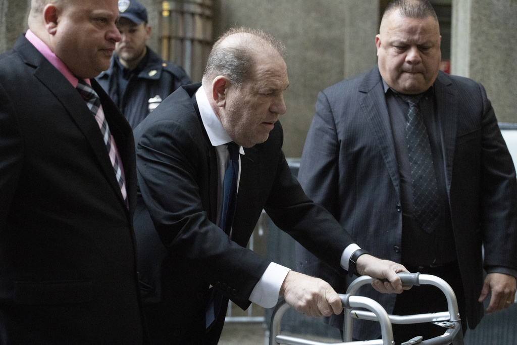 Harvey Weinstein est arrivé lundi au tribunal de Manhattan en déambulateur.