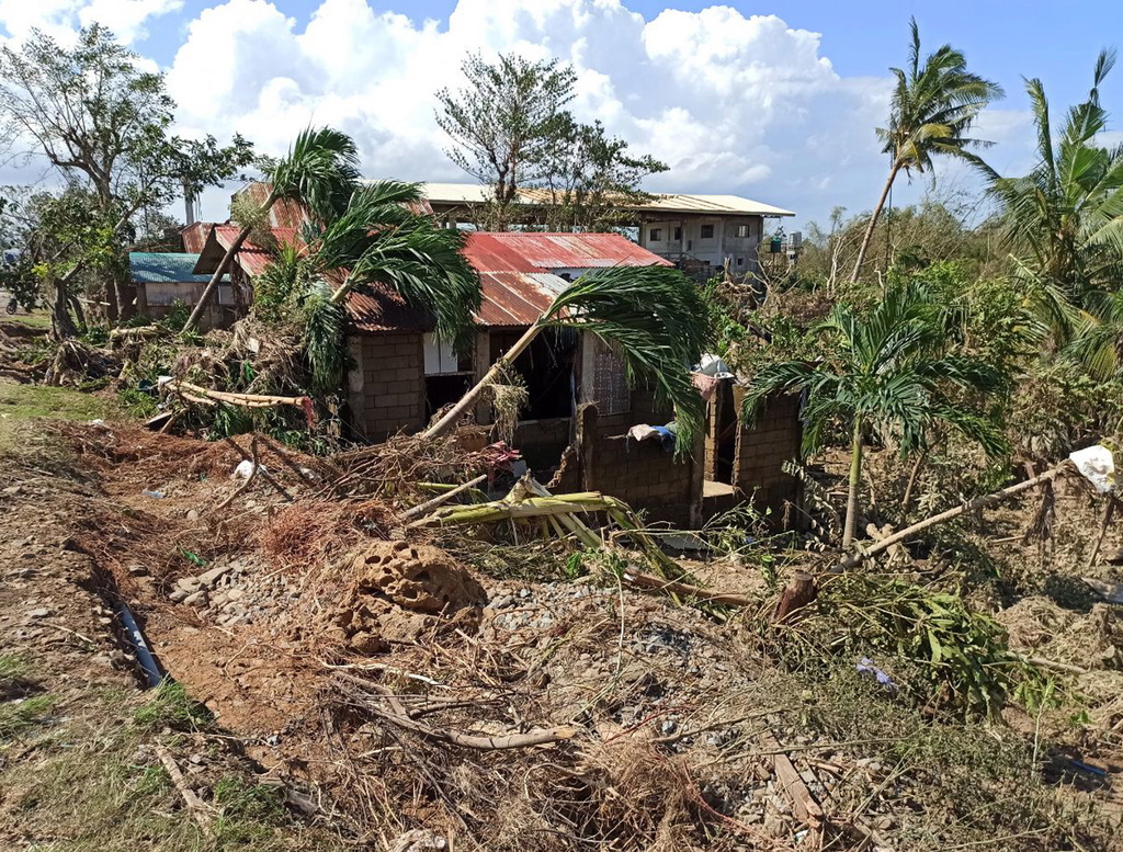 Les vents ont détruit des bâtiments sur l'île centrale de l'archipel des Visayas.