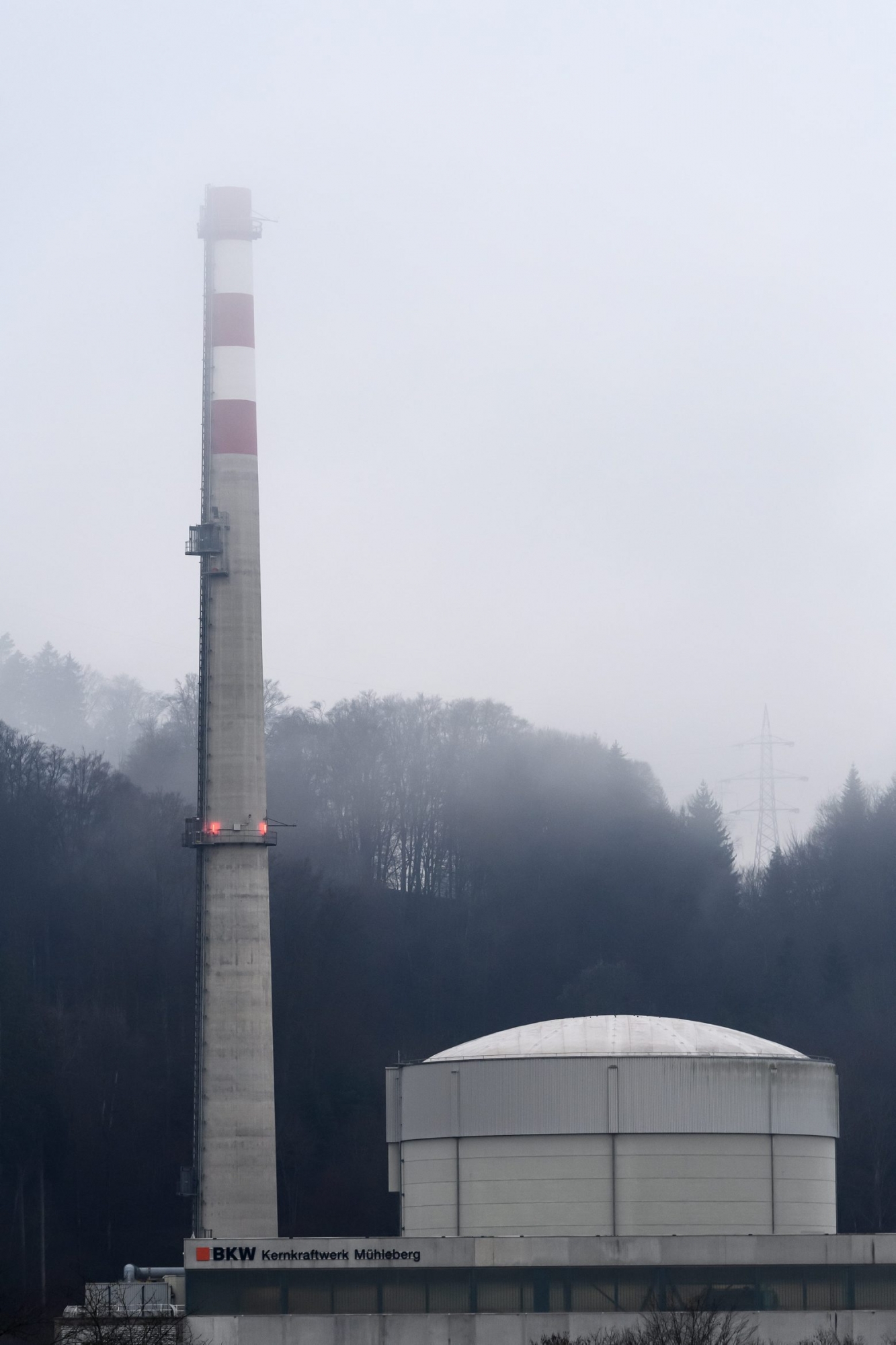 The Muehleberg nuclear power plant pictured during the official shutdown of the Muehleberg nuclear power plant after 47 years of operation, on Friday, 19 December 2019, in Muehleberg, Switzerland. The removal of the nuclear power plant will last till 2034. (KEYSTONE/Anthony Anex) SWITZERLAND SHUTDOWN MUEHLEBERG NUCLEAR POWER PLANT