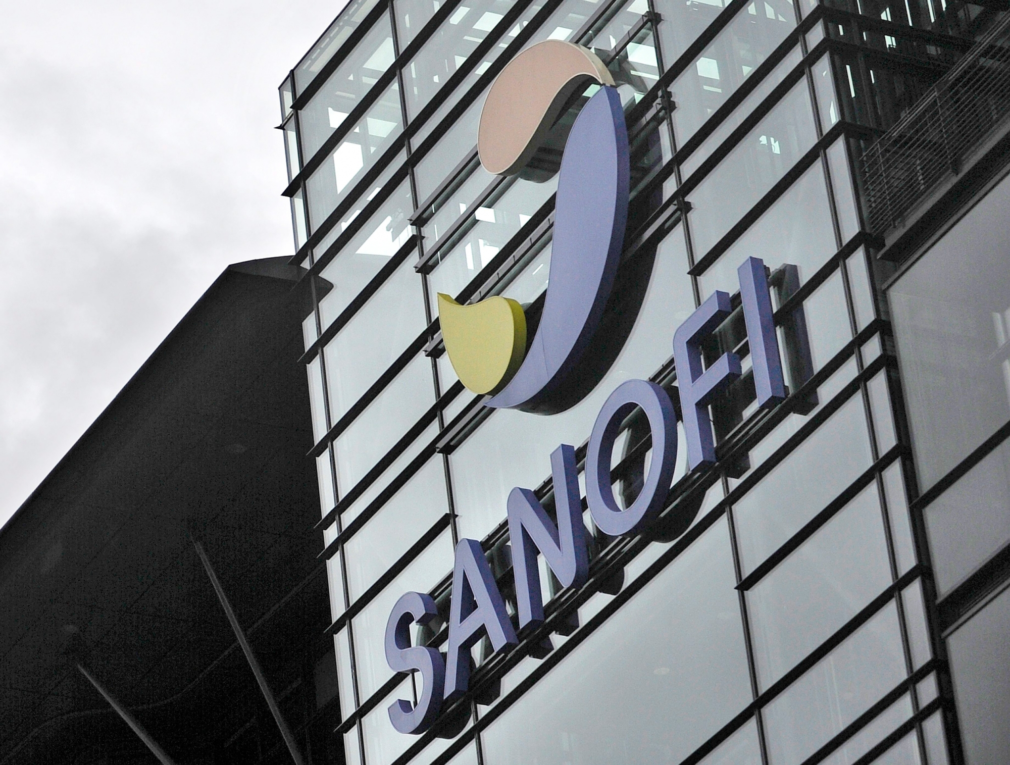 epa05139690 A photo dated 25 September 2012 showing a general view of the drug manufacturer Sanofi's office in Paris, France. Sanofi, France's largest drugmaker, said 02 February 2016 that it has launched a research project to develop a vaccine to combat the Zika virus. There is currently no vaccine against the Zika virus or specific treatment for the infection it causes. Zika is a mosquito-borne virus similar to dengue, against which Sanofi Pasteur - the vaccine division of French pharmaceutical company Sanofi - recently marketed the first vaccine. EPA/YOAN VALAT FRANKREICH SANOFI