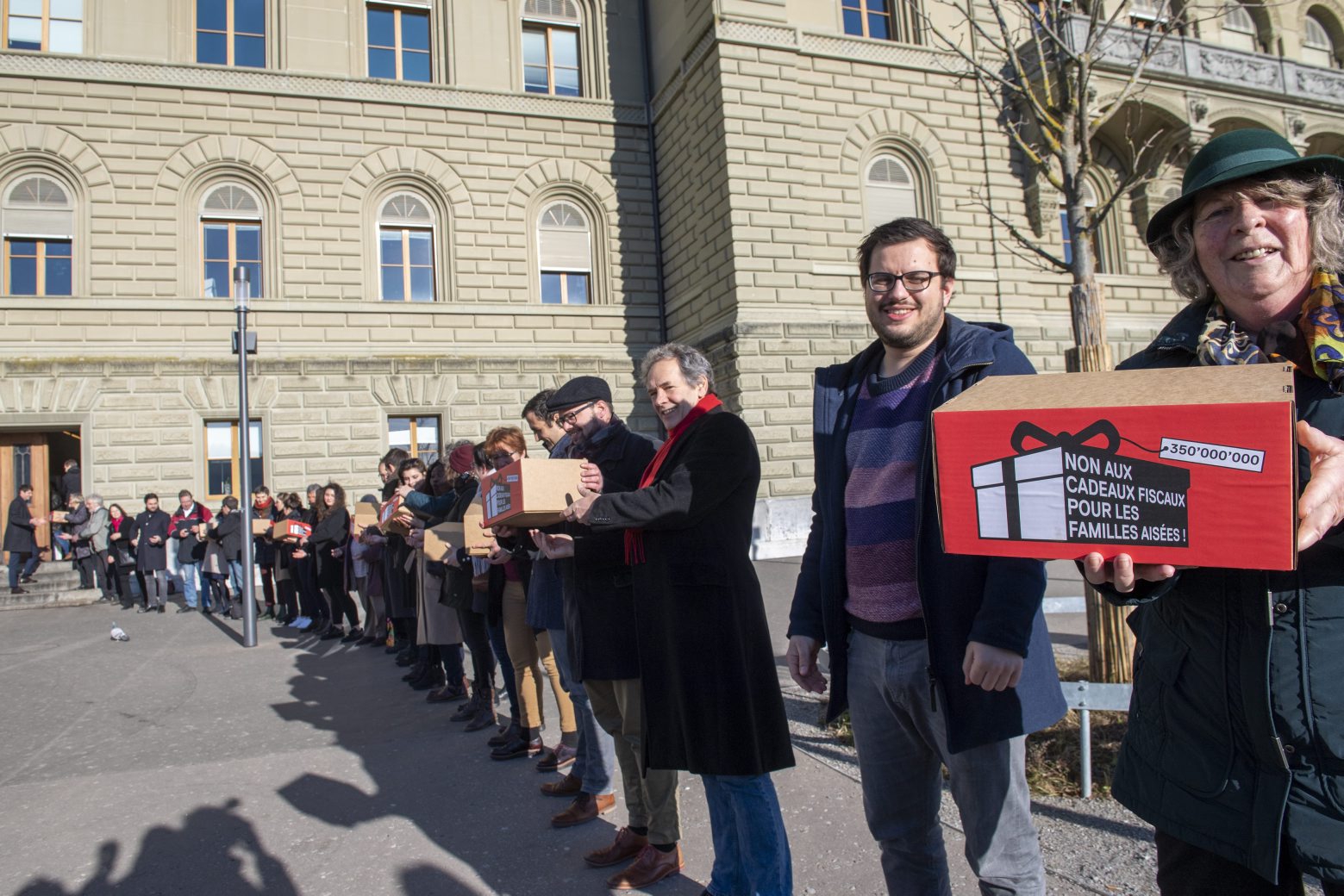 Vertreter der SP Schweiz reichen bei der Bundeskanzlei das "Reichenbonus-Referendum" gegen die Erhoehung des Kinderabzuges auf 10'000 Franken ein, am Dienstag, 13. Januar 2020, in Bern. (KEYSTONE/Marcel Bieri) SCHWEIZ REFERENDUM REICHENBONUS
