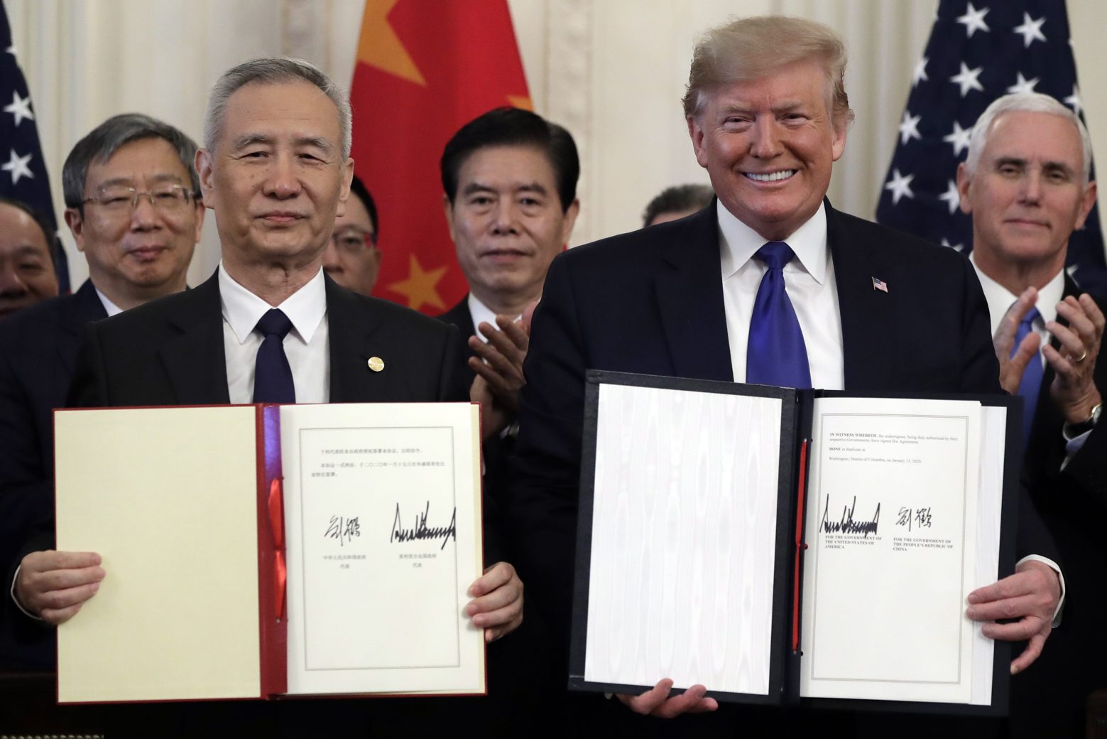 President Donald Trump signs a trade agreement with Chinese Vice Premier Liu He, in the East Room of the White House, Wednesday, Jan. 15, 2020, in Washington. (AP Photo/Evan Vucci)
Donald Trump.Liu He Trump US China Trade