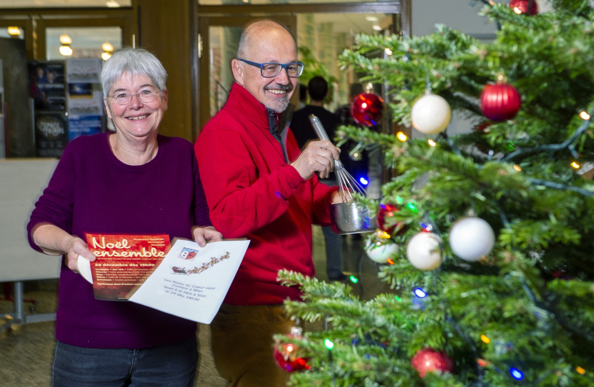 Epaulés par des bénévoles, les responsables du souper de Noël de Sion Anne-Marie Pitteloud et Francois Savioz s'apprêtent à mettre les petits plats dans les grands.