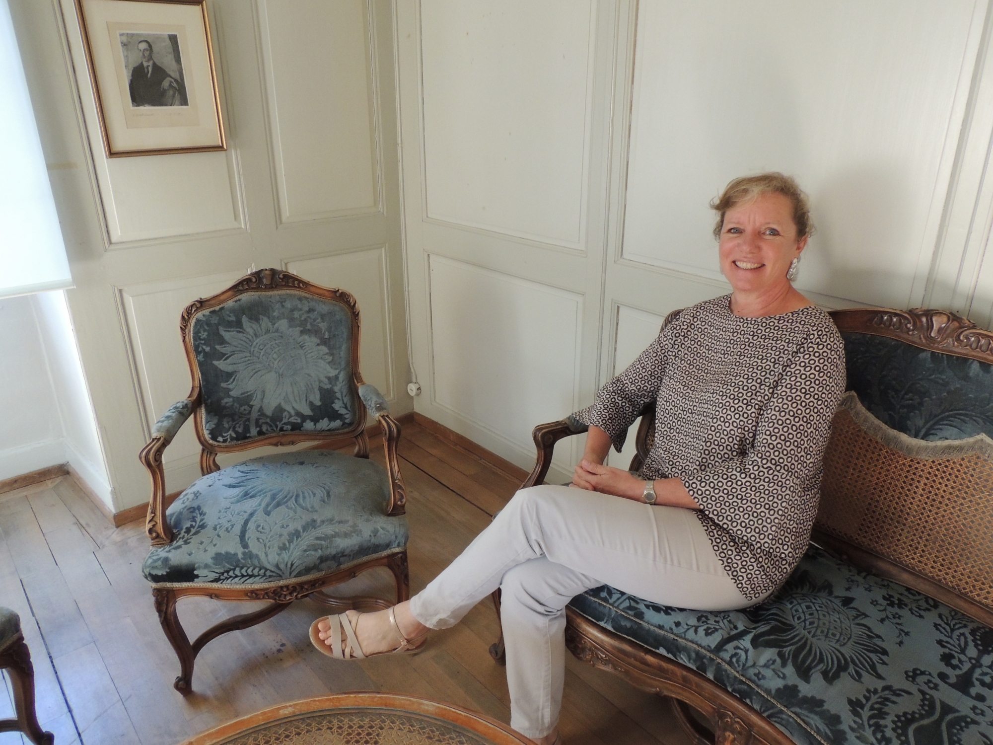 La conservatrice Brigitte Duvillard dans le salon Bleu où Rilke venait boire le thé chez son amie sierroise Jeanne de Sépibus.
