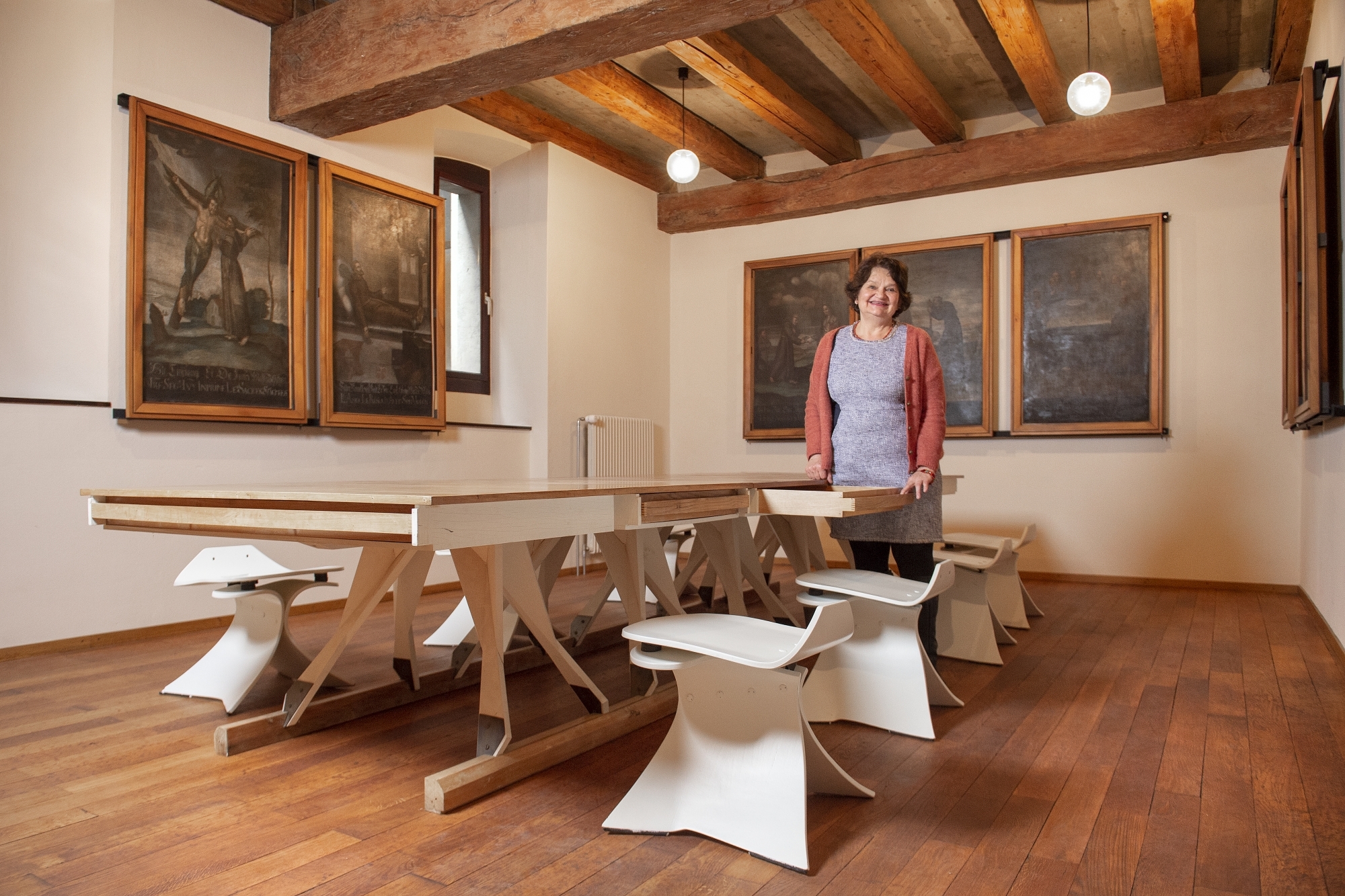 Marie-Laure Ravanne fera aussi visiter cette ancienne salle d’études meublée avec les chaises Joëlle.