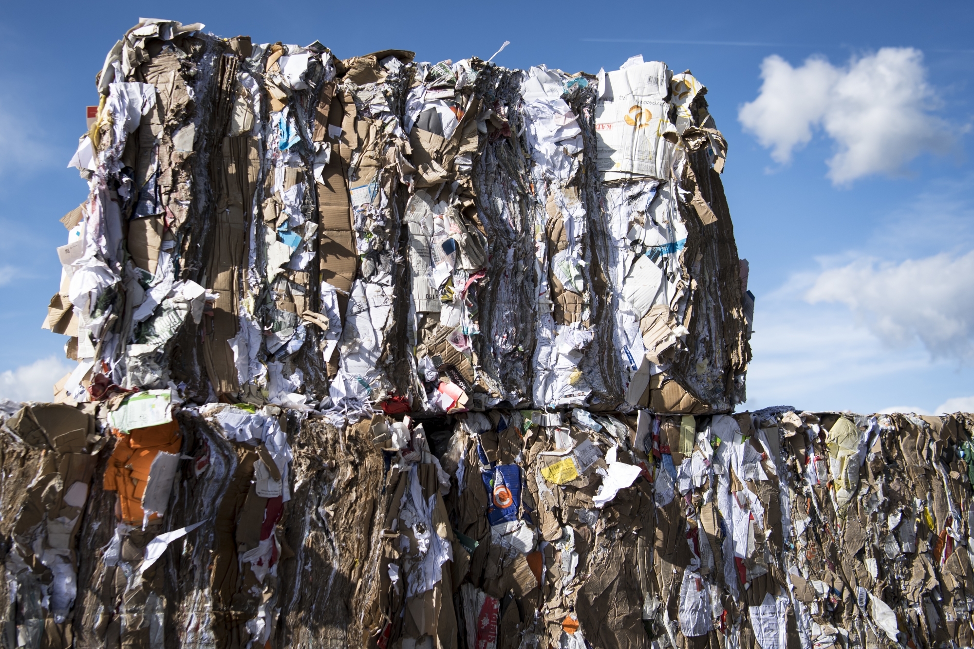 Avec la fermeture des frontières chinoises aux déchets, les recycleurs suisses peinent à écouler leurs vieux papiers.