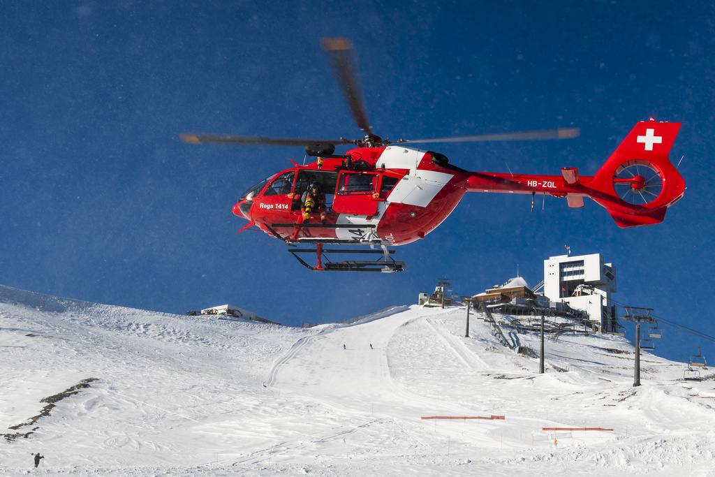 Grièvement blessé, le jeune skieur a été transporté par la REGA à l'hôpital de l'Ile à Berne, où il est décédé en début d'après-midi. (illustration)