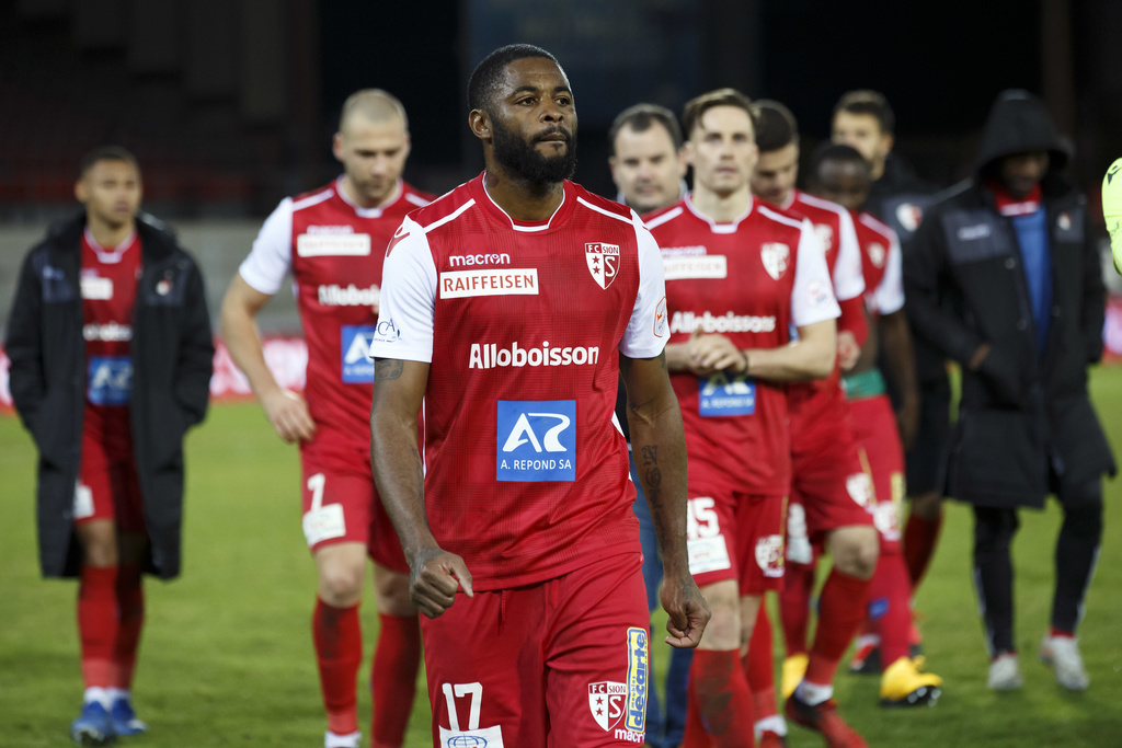 Les joueurs du FC Sion quittent le terrain déconfits après leur défaite contre Neuchâtel Xamax.