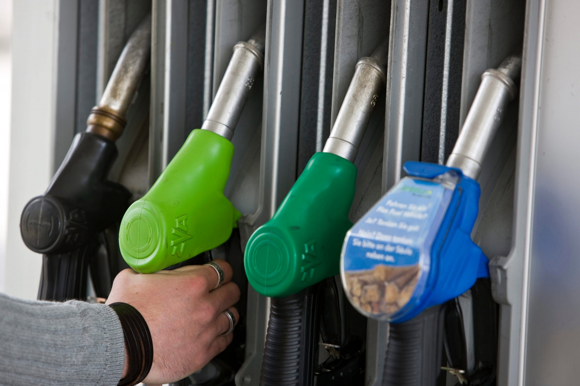 ARCHIV --- Ein Kunde greift am 25. April 2008 an der Agrola-Tankstelle in Regensdorf, Schweiz, nach dem Hahn mit Bleifrei 98-Benzin. Rechts ein Zapfhan mit E85, einer Mischung aus 85% Ethanol aus Biomasse und 15% Bleifrei 95. - Das Inflationsproblem der Schweiz verschaerft sich, wie das Bundesamt fuer Statistik am Donnerstag, 31. Juli 2008 mitteilte. Zwar sind die Preise im Juli gegenueber dem Juni leicht gesunken. Trotzdem kletterte die Jahresteuerung auf 3,1 Prozent. Bei den einzelnen Guetern fallen vor allem die Preissteigerungen bei der Energie ins Gewicht. Gegenueber dem Vormonat verteuerte sich das Heizoel um 2,8 Prozent und auch die Autofahrer mussten im Juli fuer Benzin nochmals 1,8 Prozent mehr bezahlen. Wegen dem Sommerausverkauf sanken hingegen die Preise fuer Bekleidung und Schuhe um 12,3 Prozent. Preisabschlaege gab es ausserdem bei Computerbildschirmen, und Fernsehgeraeten. (KEYSTONE/Martin Ruetschi)


 SCHWEIZ TEUERUNG JULI 2008