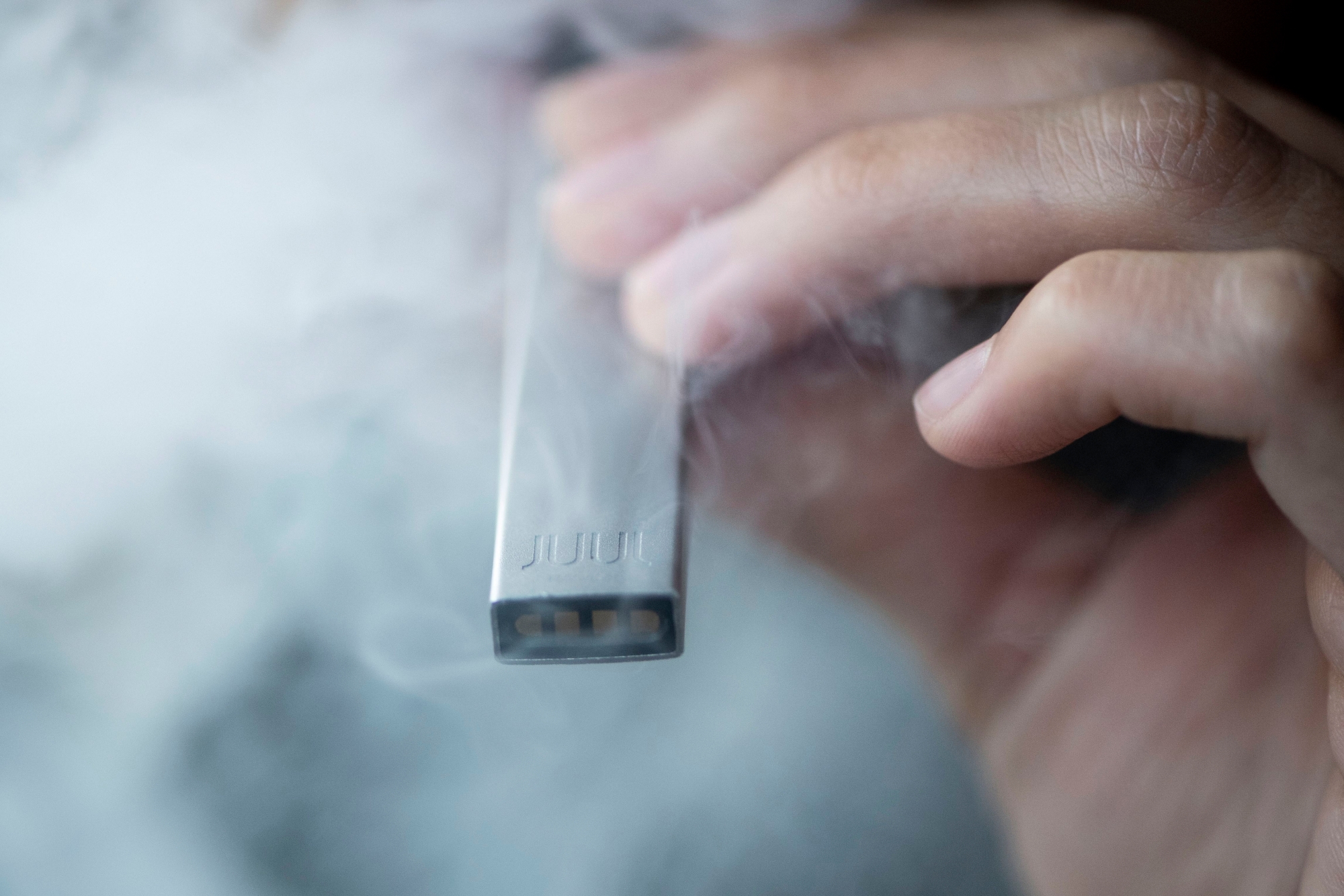 Eine Frau raucht ihre E-Zigarette Juul, aufgenommen am Dienstag, 4. Dezember 2018 in Zuerich. Juul wird heute in der Schweiz eingefuehrt. (KEYSTONE/Ennio Leanza) SCHWEIZ JUUL E-ZIGARETTE