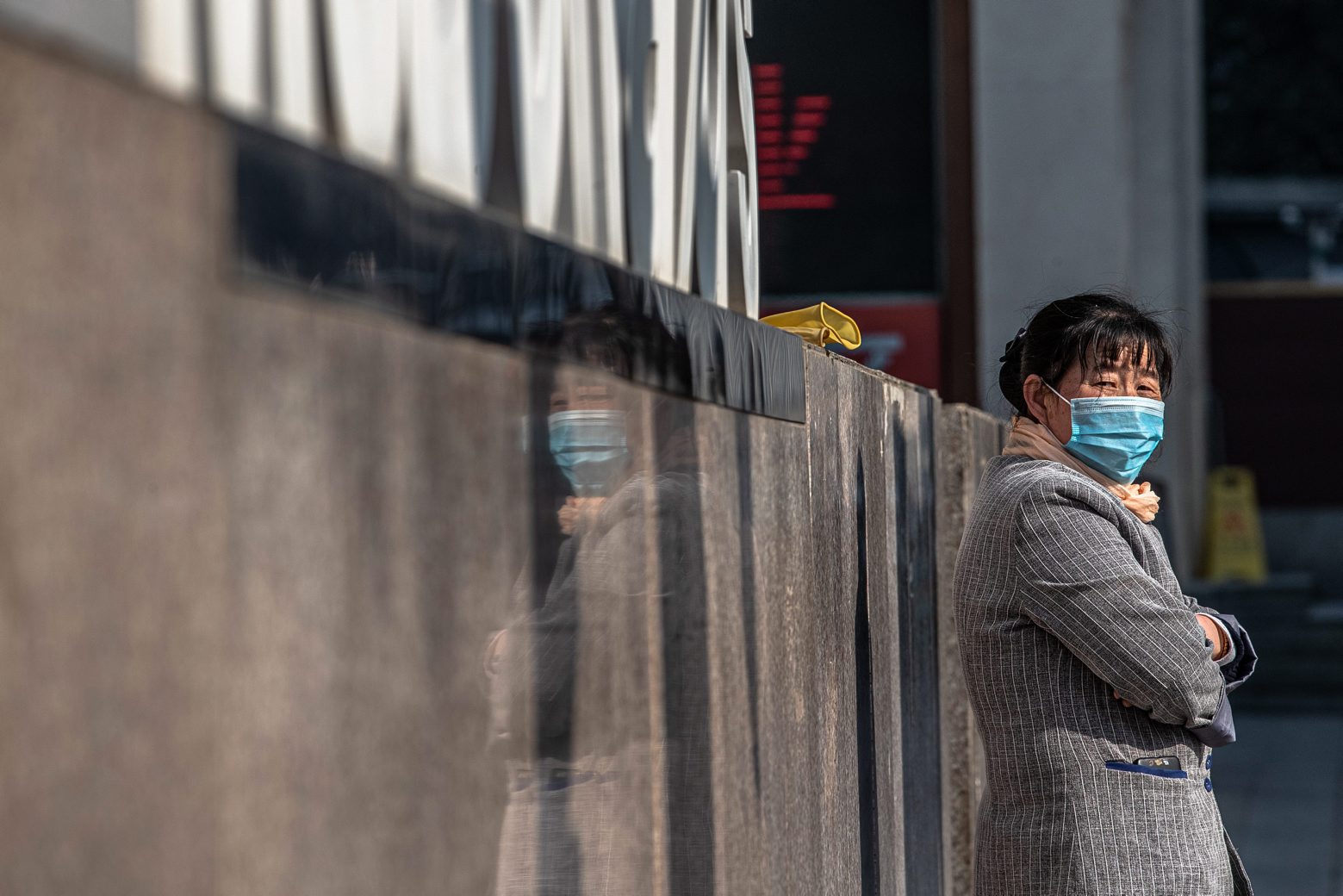 epa08205105 A woman wearing a protective face mask stands at the empty Wangfujing shopping district in Beijing, China, 09 February 2020. The novel coronavirus (2019-nCoV), which originated in the Chinese city of Wuhan, has so far killed at least 813 people and infected over 37,000 others, mostly in China. The death toll from the novel coronavirus has surpassed the death toll from SARS epidemic of 2002-2003.  EPA/ROMAN PILIPEY CHINA EPIDEMIC