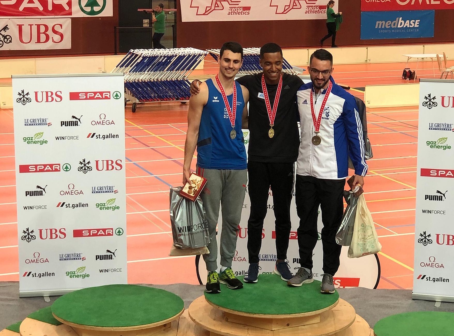 Julien Bonvin (tout à gauche) partage le podium du 200 mètres avec William Jeff Reais et Sylvain Chuard.