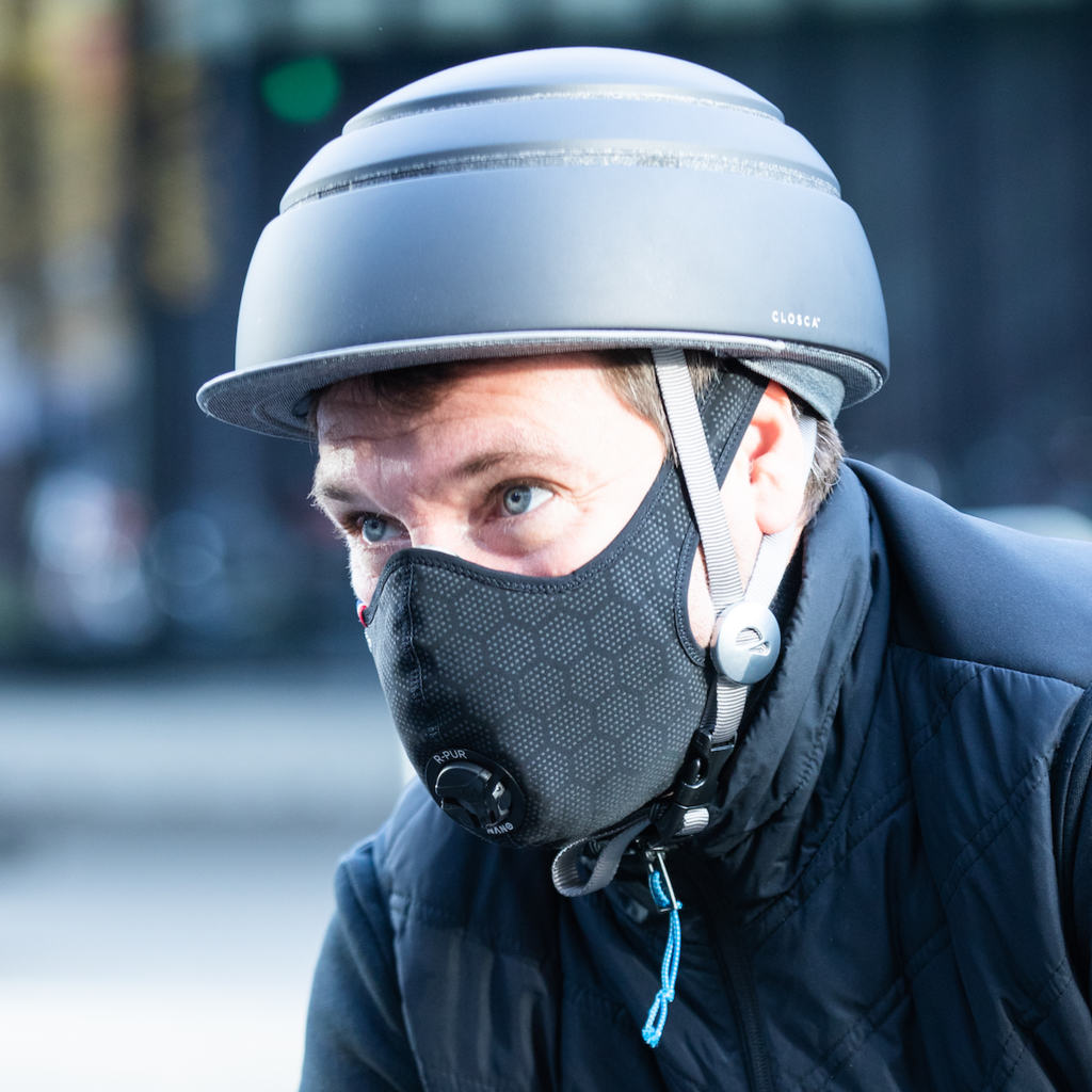 Le masque destiné à la base aux joggeurs et cyclistes filtre les gaz, les odeurs et les bactéries.