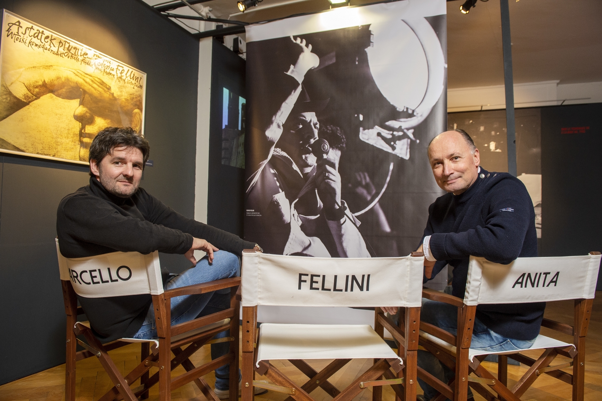 Sur la chaise de Mastroianni, Nicolas Rouiller, directeur de la Maison du Diable et sur celle d'Anita Ekberg, Stéphane Marti, président de la Fondation Fellini pour le cinéma. 