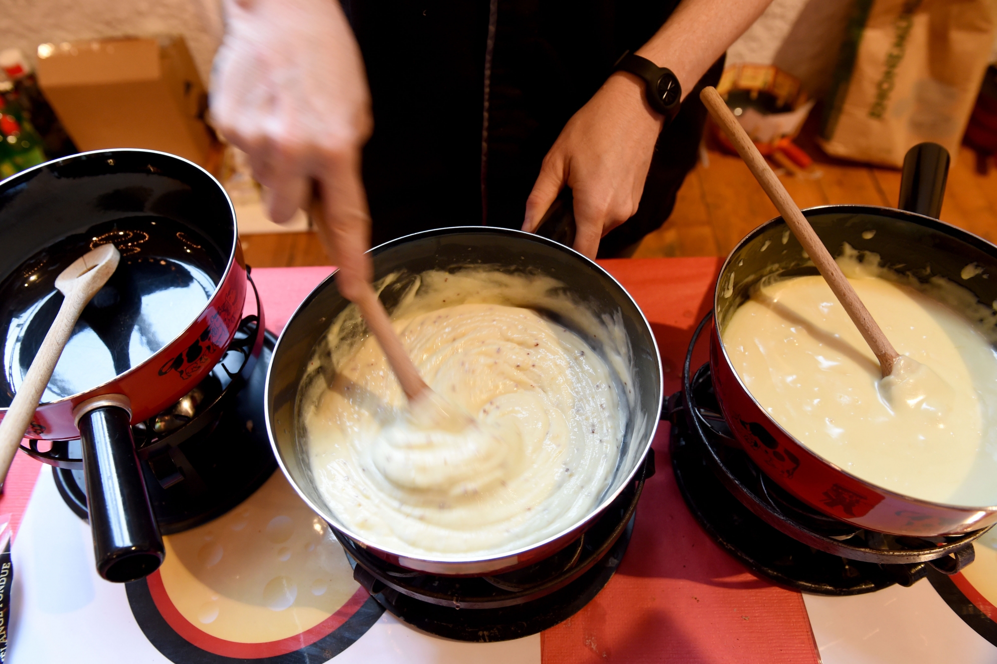 Traditionnelle ou inédite, la fondue crée la bonne humeur.