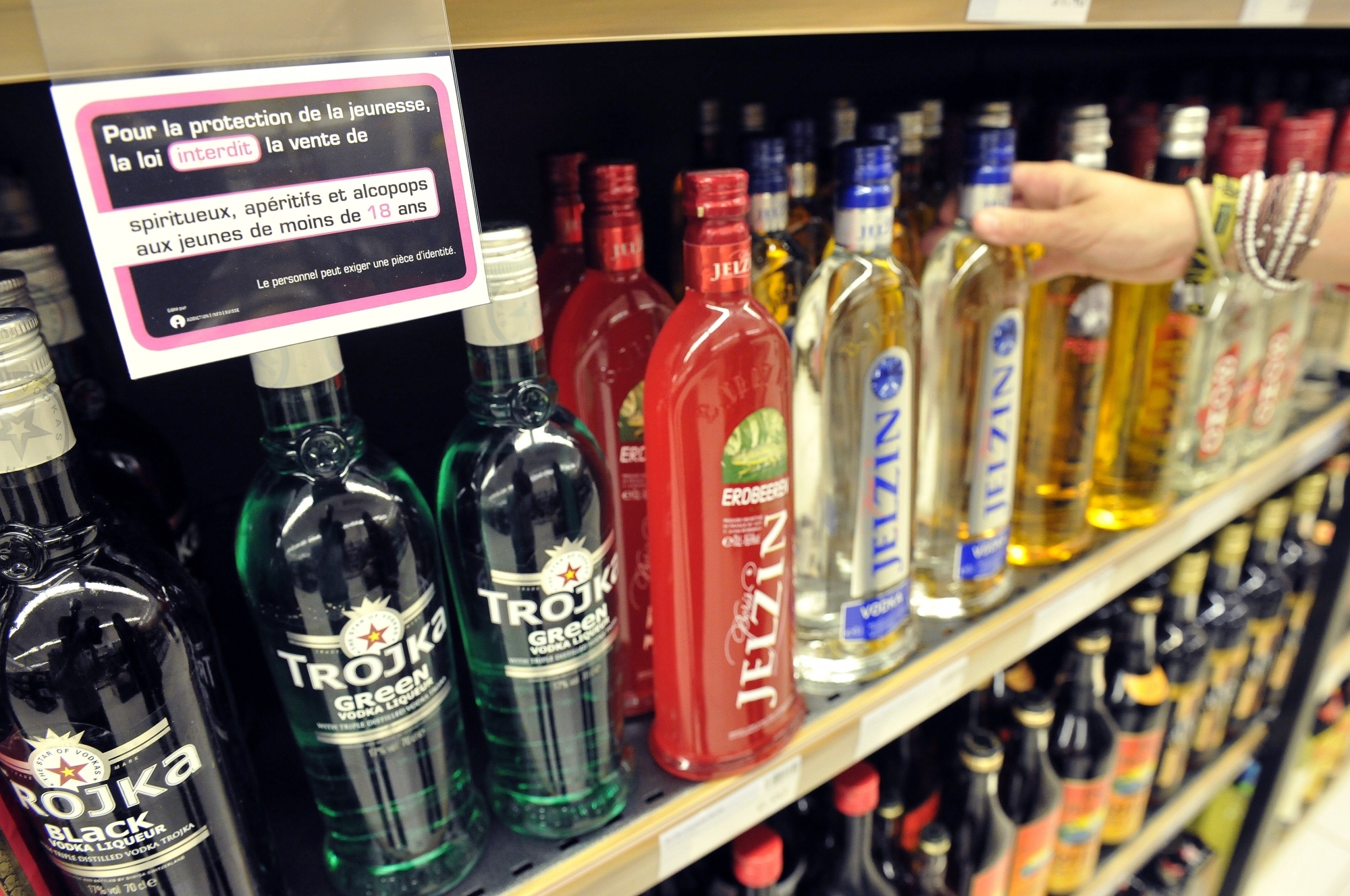 L'accès aux alcools forts – interdits de vente aux moins de 18 ans – demeure encore trop aisé pour les ados valaisans.