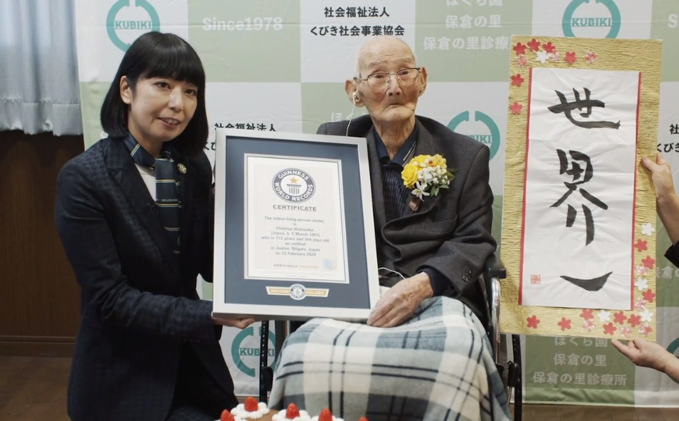 Chitetsu Watanabe a reçu officiellement son titre Guinness mercredi dans la maison de retraite où il réside.