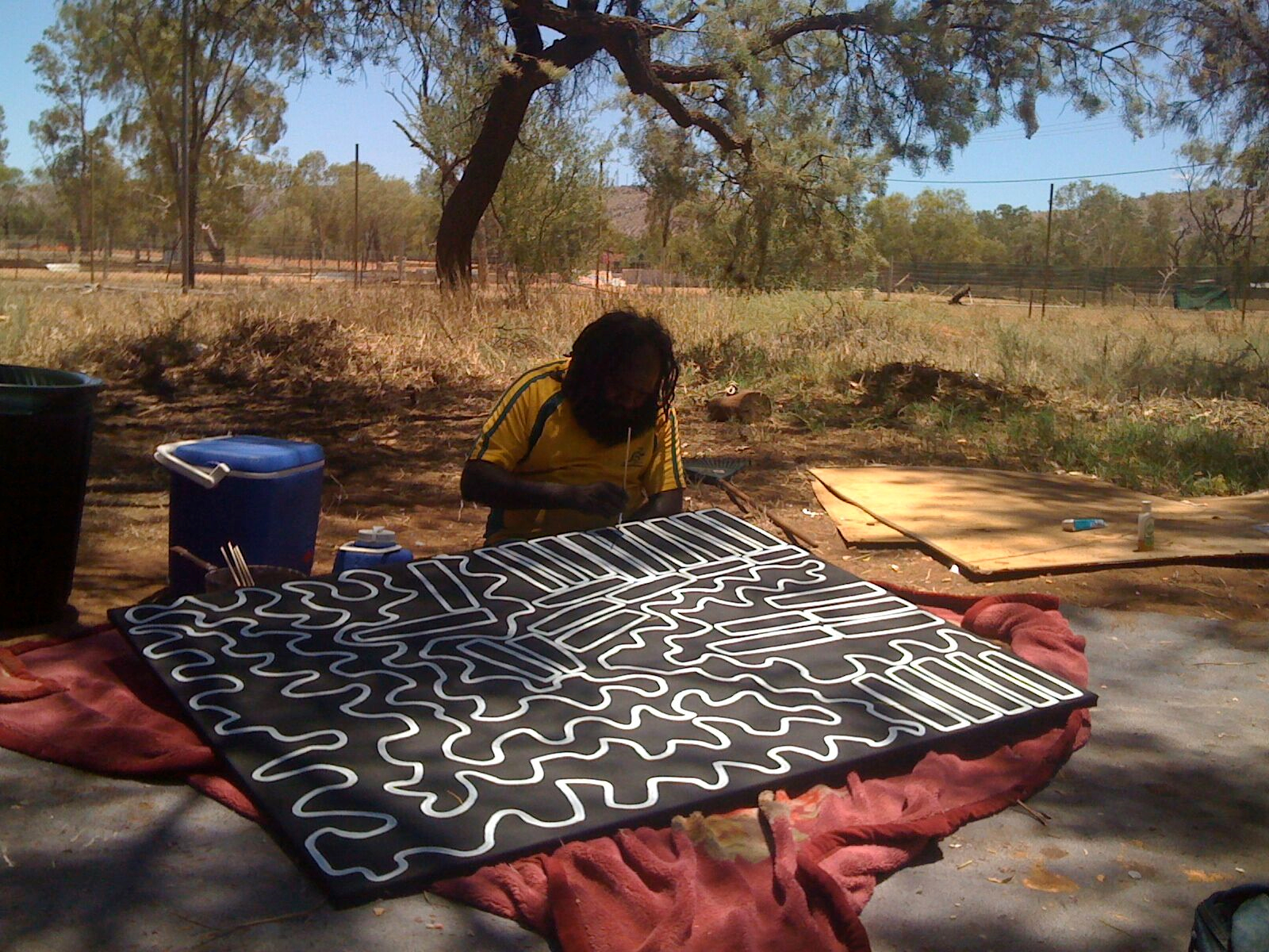 L'artiste aborigène Walala Tjapaltjarri en pleine création. 