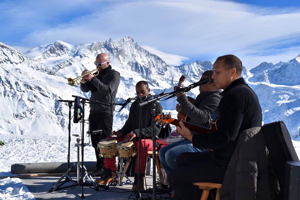 Tous les week-ends de l'hiver, les samedis – voire les samedis  et dimanches durant les grosses semaines –, l'apéro et le repas se déclinent en musique sur le domaine skiable de Grimentz-Zinal.