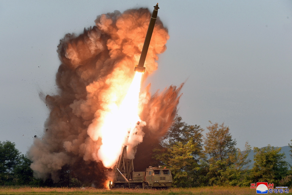 La Corée du Nord effectue régulièrement des tests de missiles, comme ici le 11 septembre 2019. Ces tirs renouvellent systématiquement les tensions avec leurs voisins, particulièrement en Corée du Sud.
