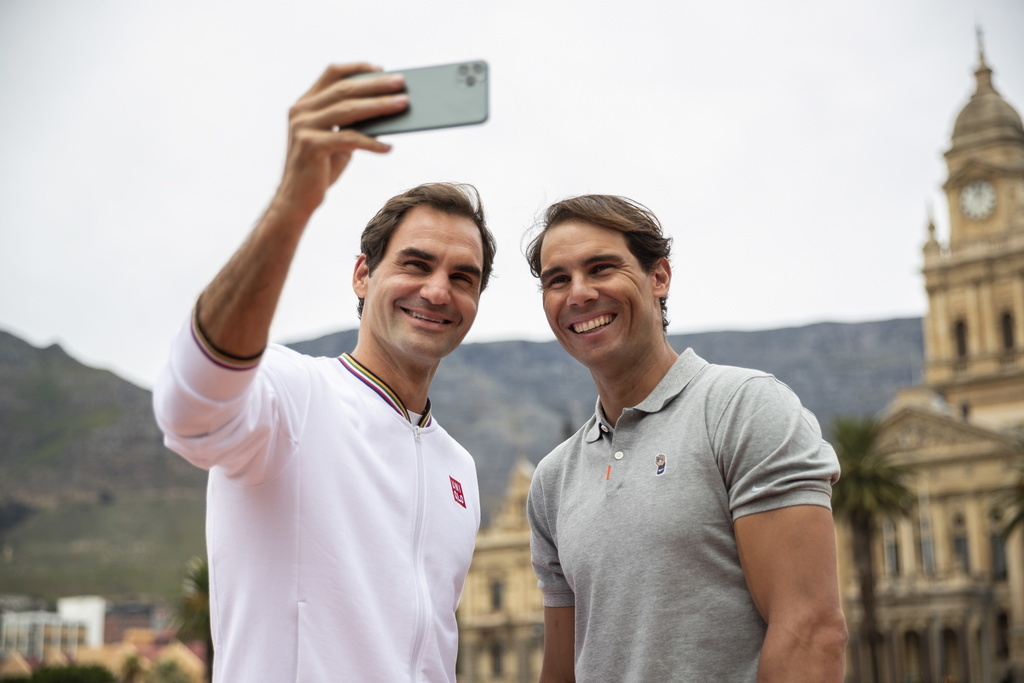 Roger Federer (g.) et Rafael Nadal prennent-ils un selfie avant de l'envoyer à Novak Djokovic?