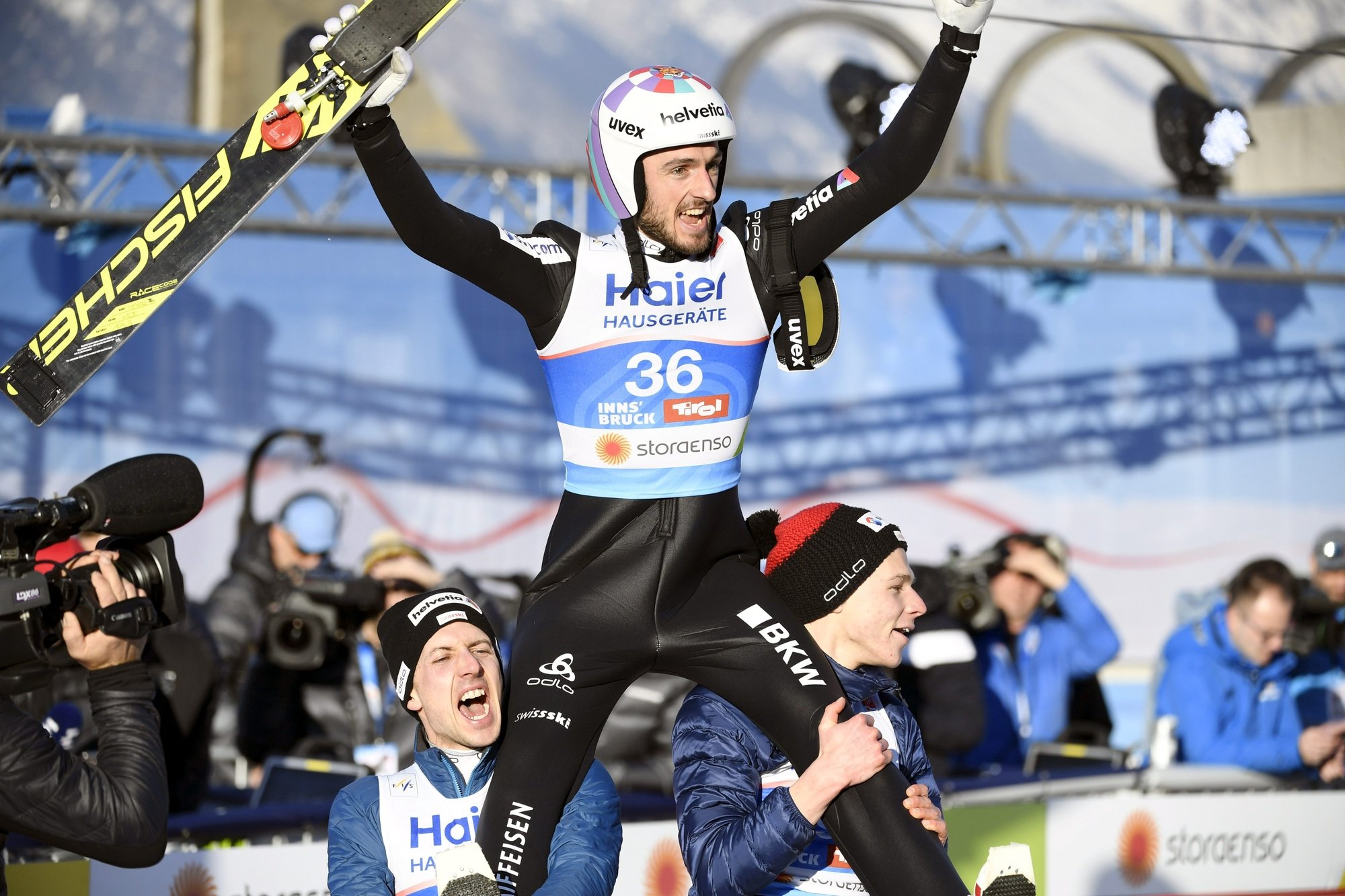 Simon Ammann et Andreas Schuler portent sur leurs épaules Killian Peier qui remporte la médaille de bronze lors des championnats du monde sur le grand tremplin à Innsbruck en 2019.