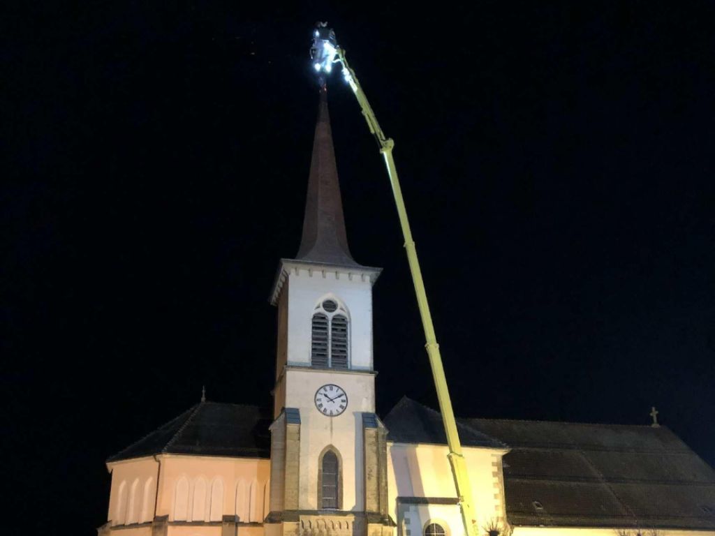 La flèche du clocher de l'église de St-Martin, qui culmine à 42 mètres, a été très endommagée.